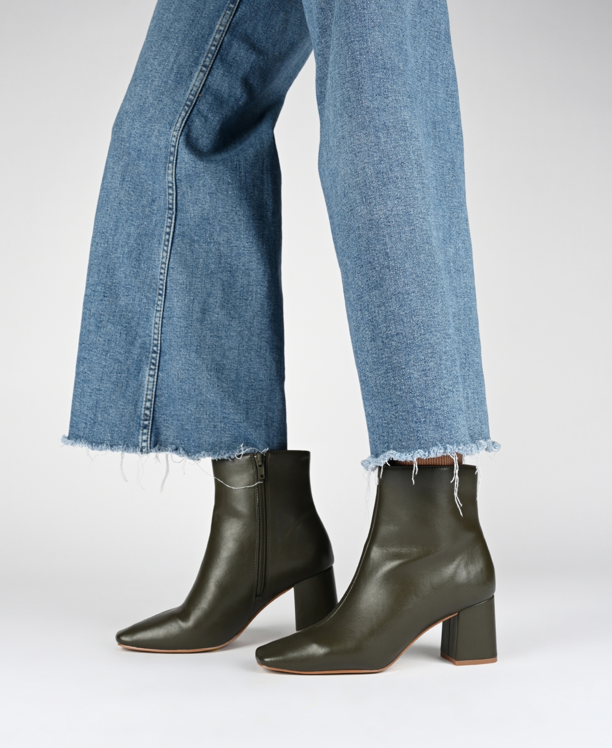 JOURNEE COLLECTION WOMEN'S HAYLINN BLOCK HEEL DRESS BOOTIES 