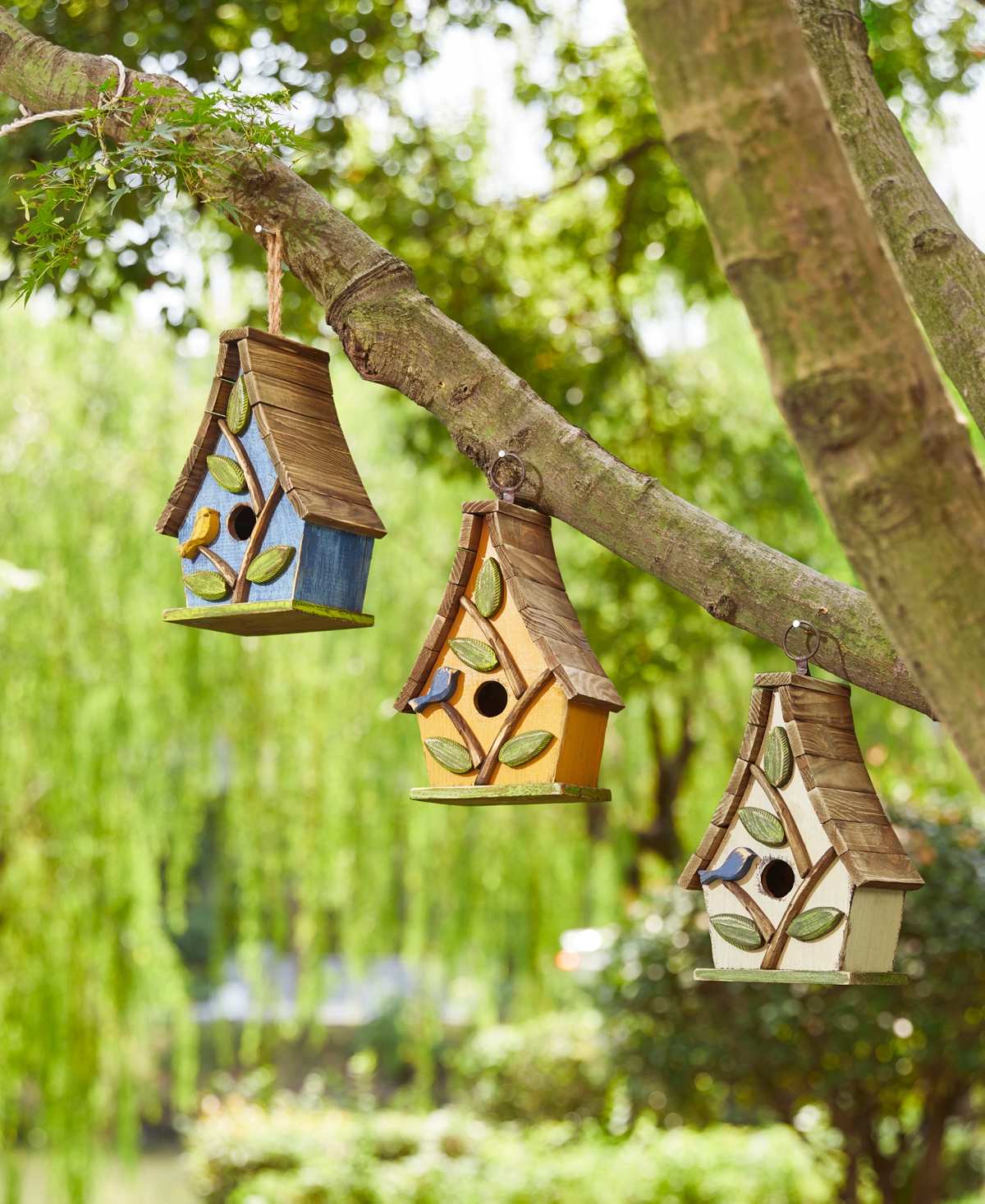 Glitzhome 9.5" H Washed White Distressed Solid Wood Decorative Outdoor Garden Birdhouse with Natural Wood Pallet Roof and 3D Tree