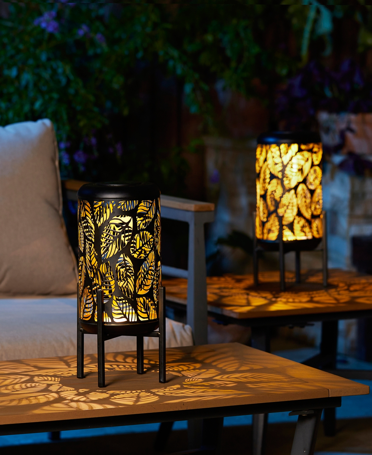 Glitzhome H Set of 2 Black and Gold-Tone Metal Cutout Leaves Pattern Solar Powered Led Outdoor Lantern with Stand