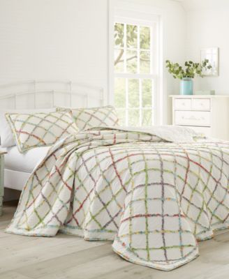 Ruffle Garden Appliqued Diamond Cotton Quilt, Full/Queen image