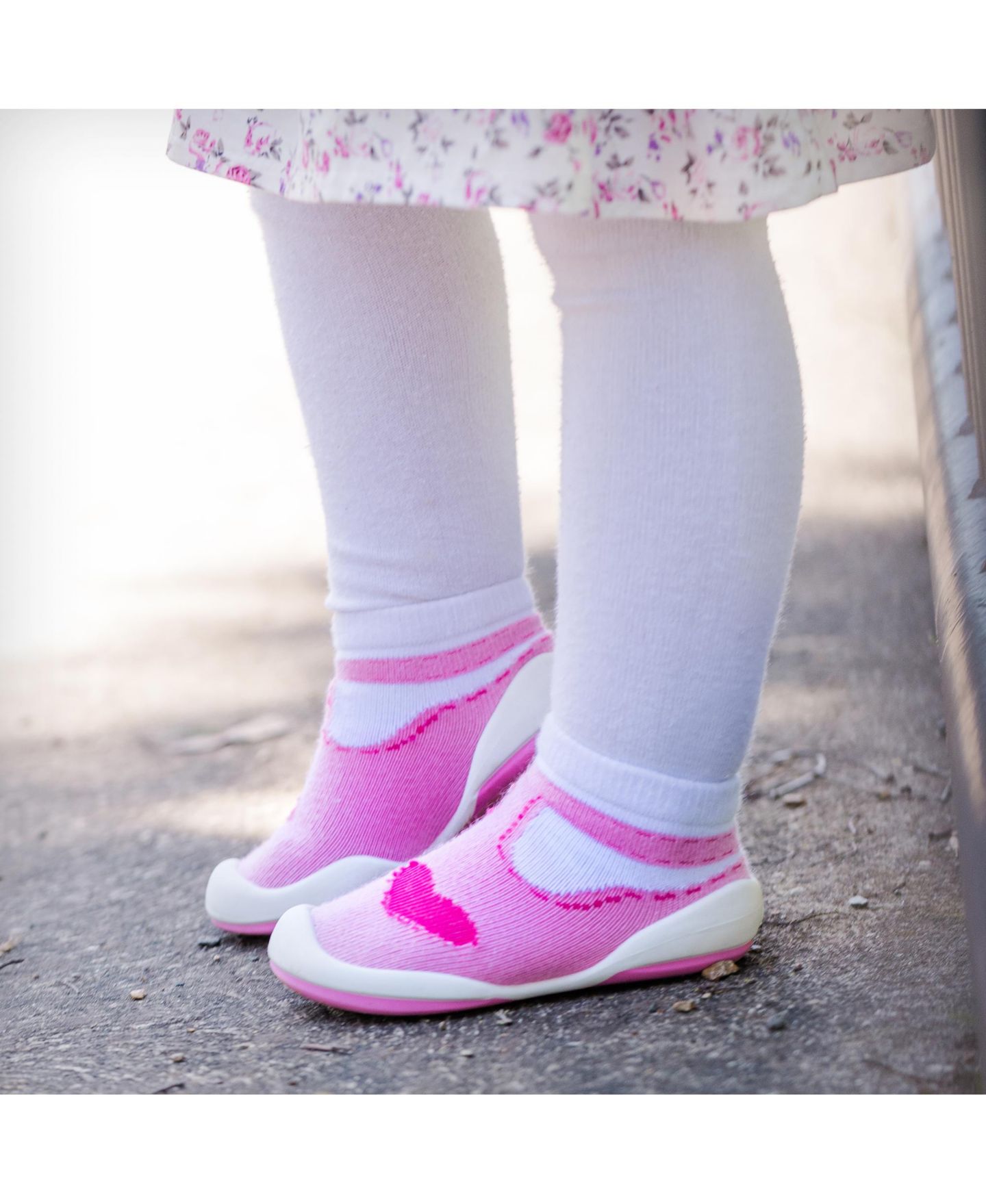 Обувь Komuello Breathable Washable Non-Slip Sock Shoes T-Strap Heart для девочек-малышей — фото 10
