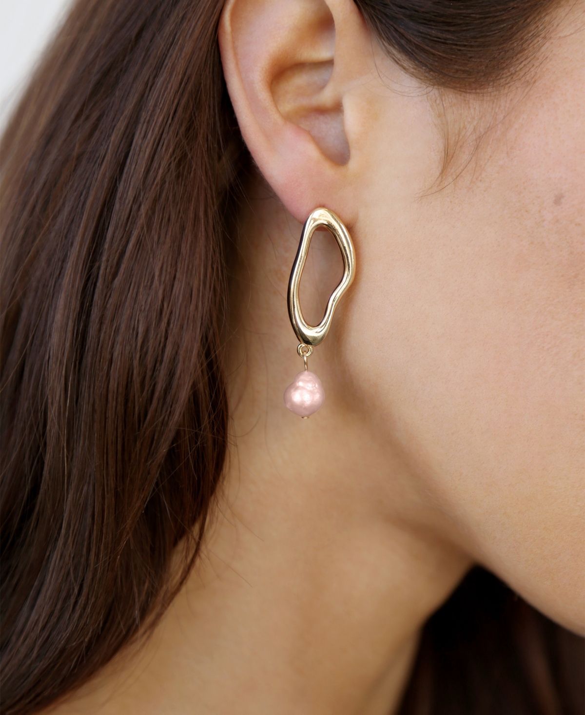 Ettika Open Circle 18k Gold Plated And Pink Pearl Dangle Earrings In Pink