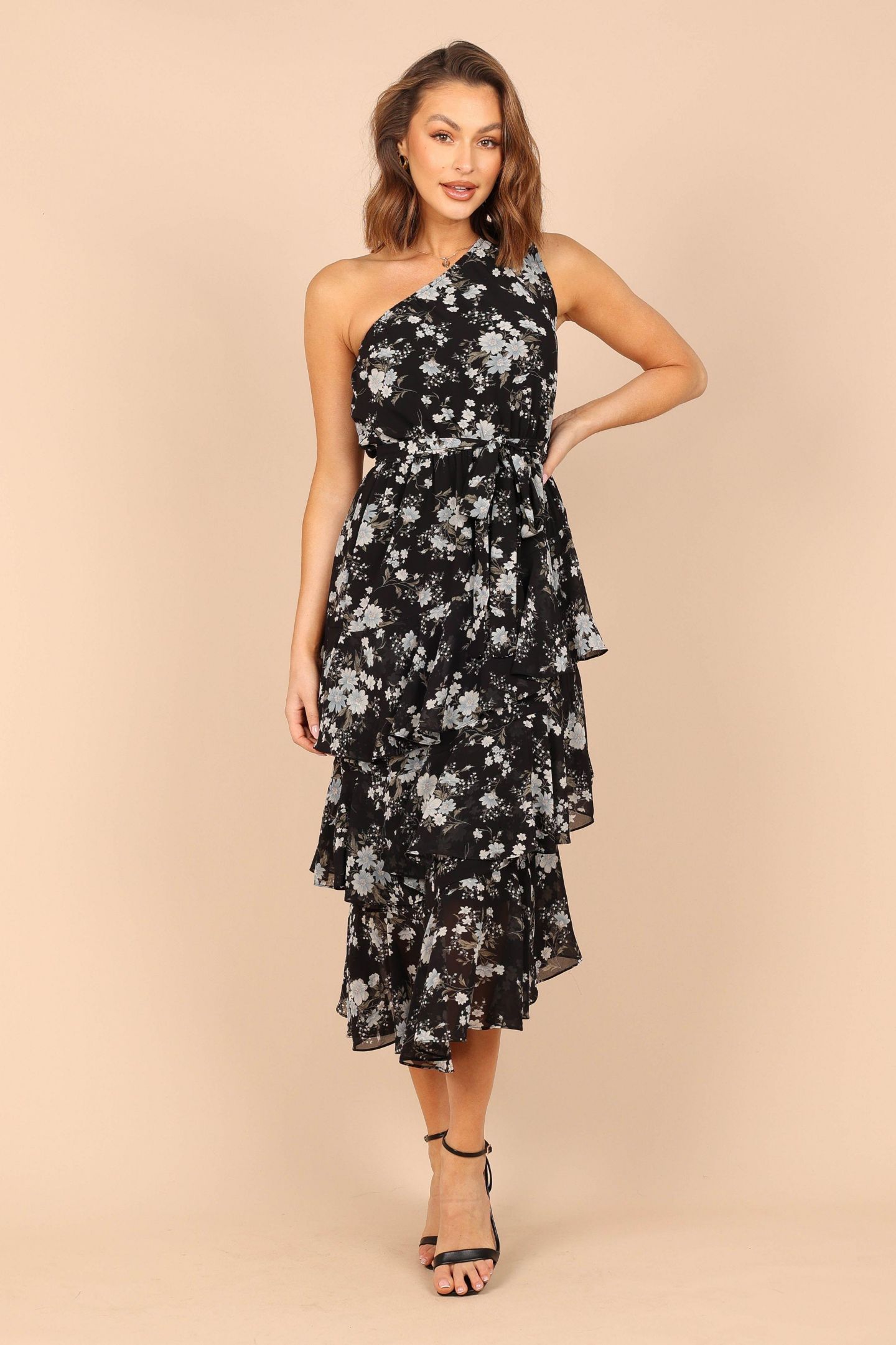 Женское платье Petal and Pup Brigette One Shoulder Tiered Midi, цвет: Чёрный с принтом — фото 13