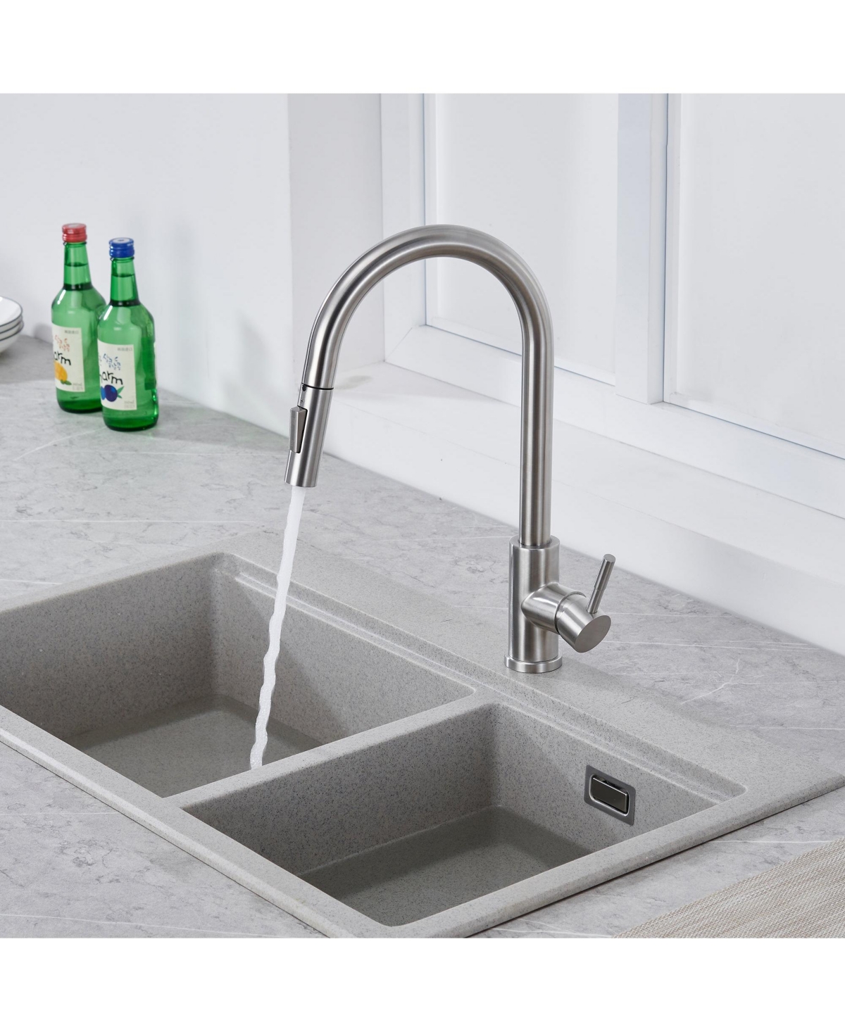 Mondawe Kitchen Sink Faucet with Pull Out Sprayer - Single Hole Kitchen Faucet with Solid Brass Body, Pull Out Sprayer with Two Function Spray - Brush