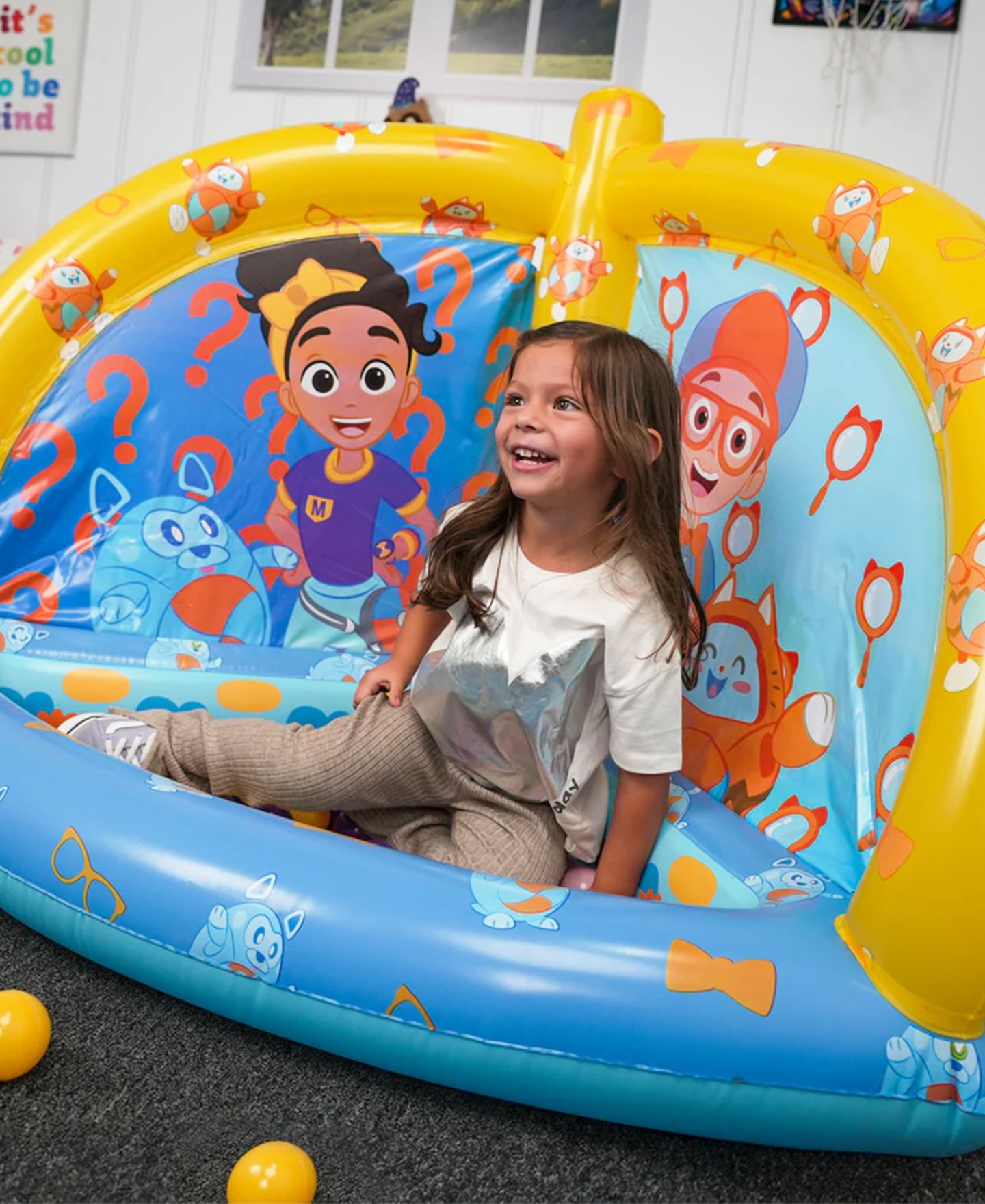 Детская игрушка World Tech Toys Moonbug Blippi Inflatable Quarter Circle Ball Pit with 20 Balls, Ages 3+ — фото 6