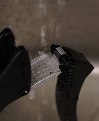 7x1.5" Jona's Easy Clean Garlic Press