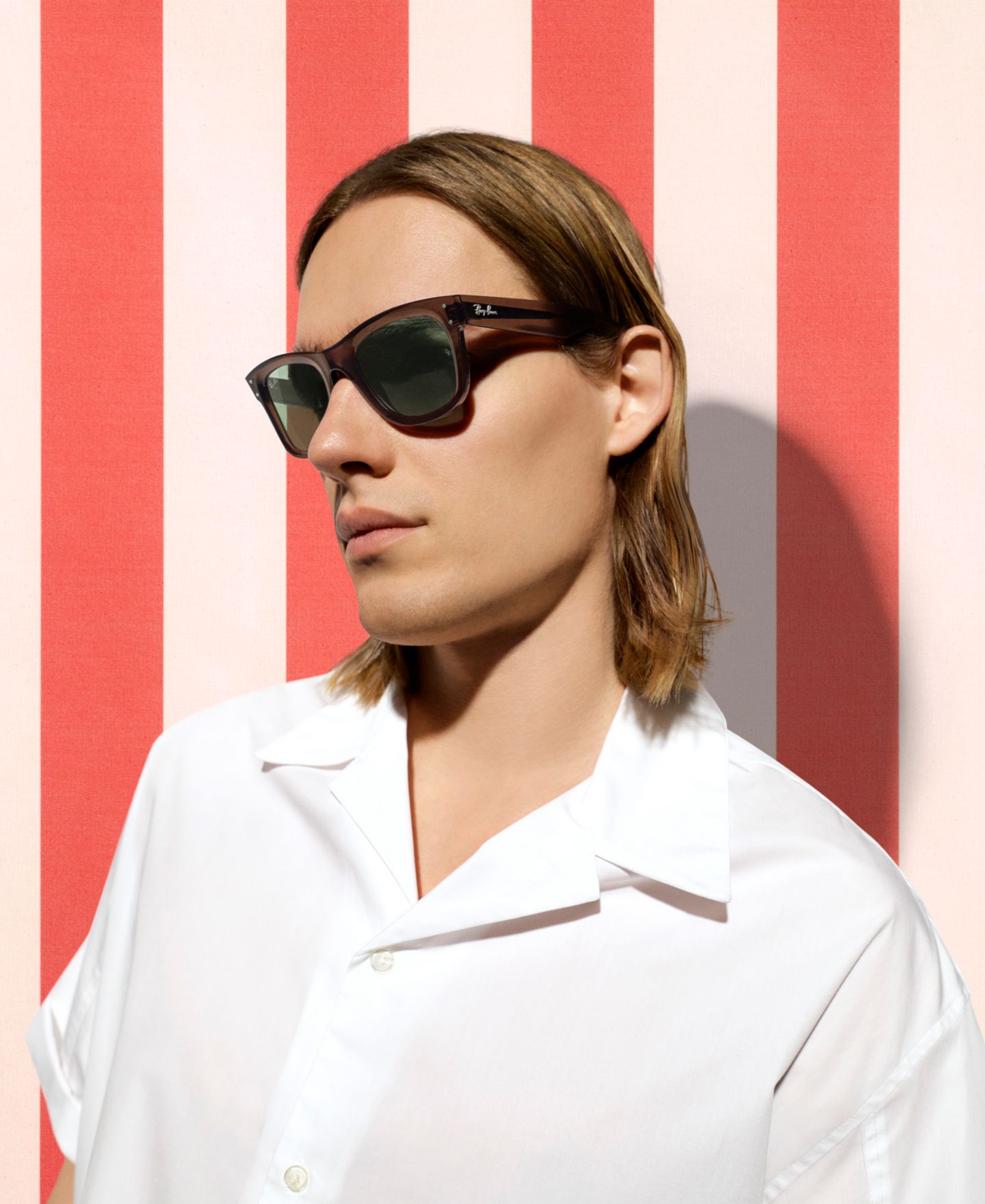 Солнцезащитные очки Ray-Ban Unisex Sunglasses, Wayfarer Reverse, цвет: Прозрачный коричневый — фото 7