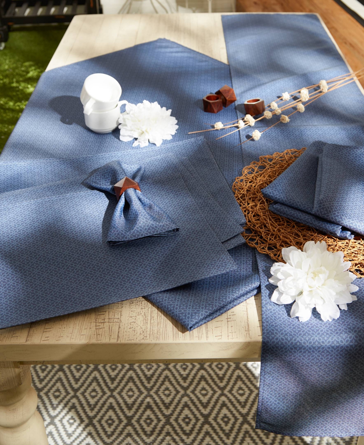 Design Imports Lattice Print Outdoor Tablecloth with Zipper, 60