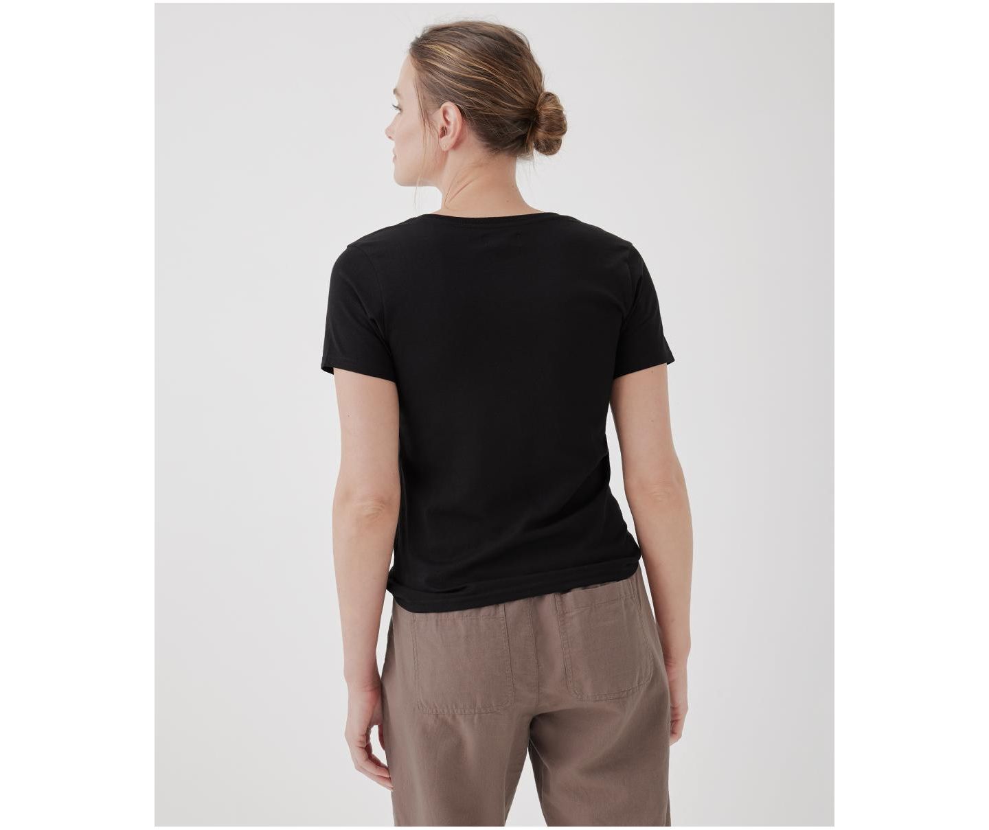 Женская футболка Pact Softspun V-Neck, цвет: Чёрный — фото 5