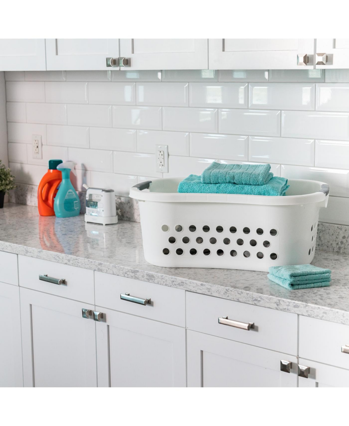 Iris Usa 50L Plastic Hip Hold Laundry Basket Hamper Organizer with Built-In Comfort Carry Handles, 1.4 Bushel, for Closet, Dorm, Laundry Room, Bedroom