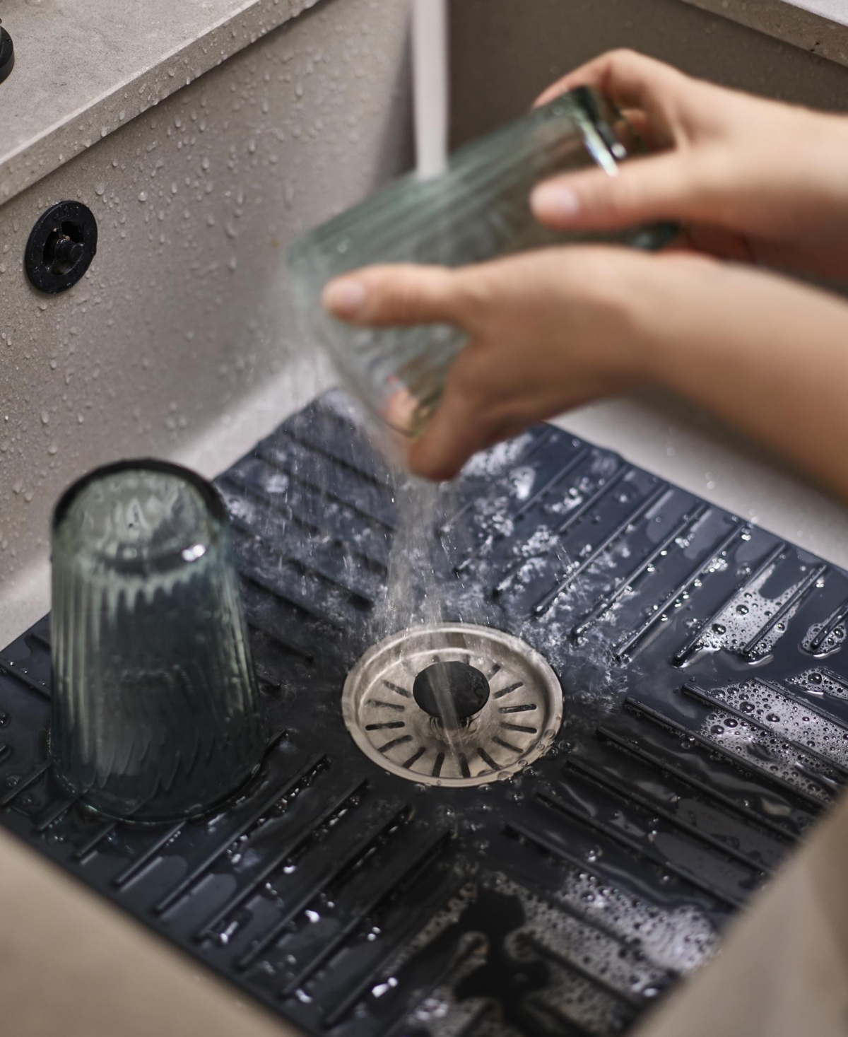 Joseph Joseph Sinkshield Sink Protecting Mat With Draining Plug In Grey