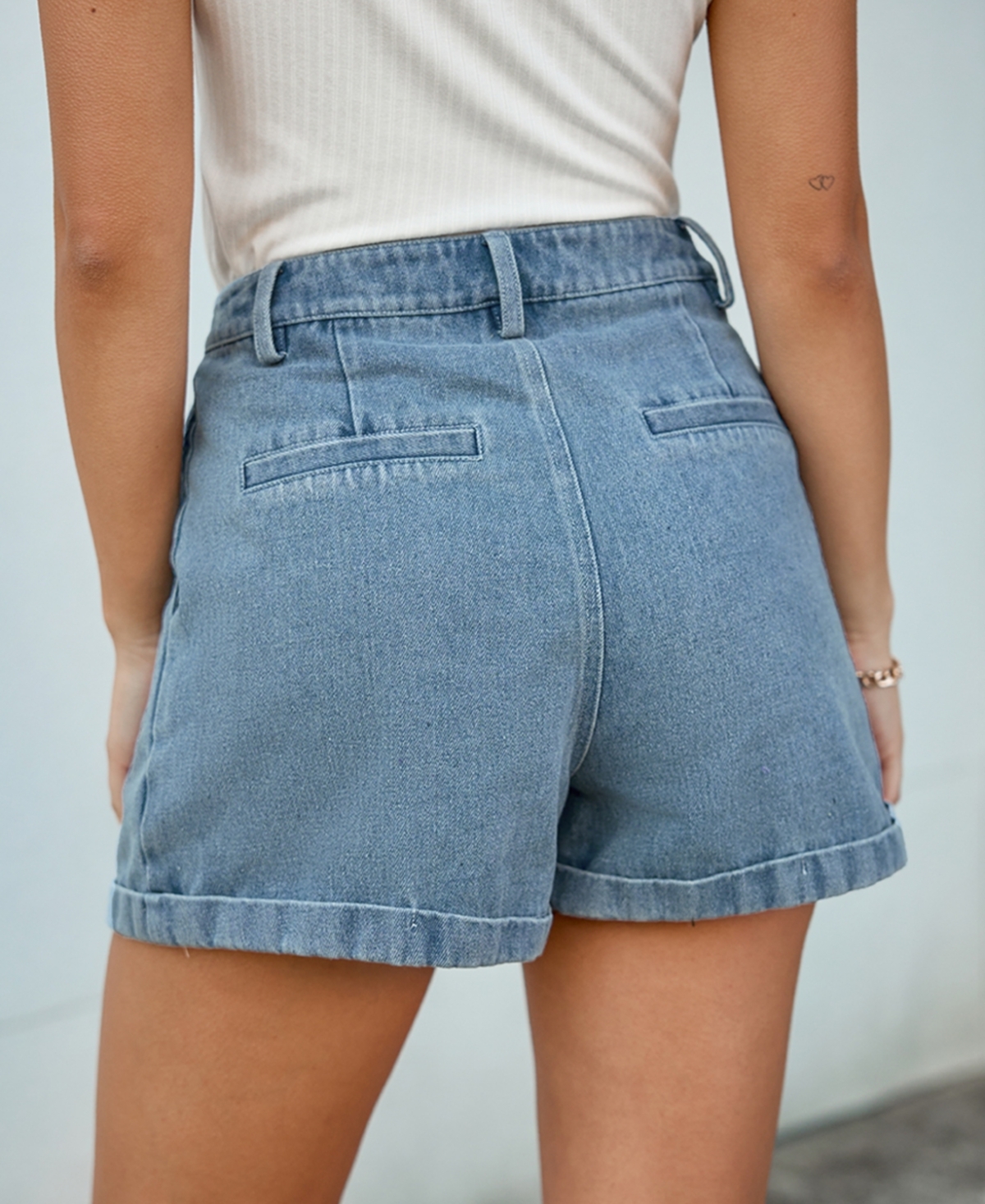 Cupshe Women's Pleated High-Rise Denim Shorts -pastel blue