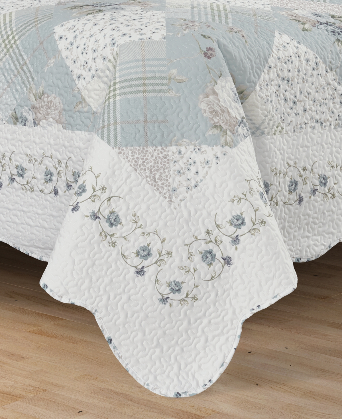 Shop Royal Court Bungalow 3-pc. Quilt Set, Full/queen In Spa
