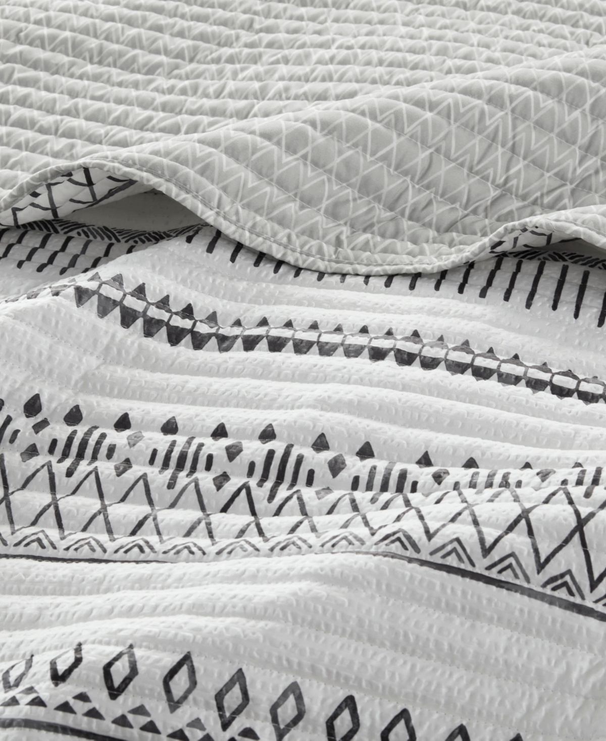 Madison Park Fraser 3 Piece Reversible Printed Microfiber Seersucker Quilt Set, -Black