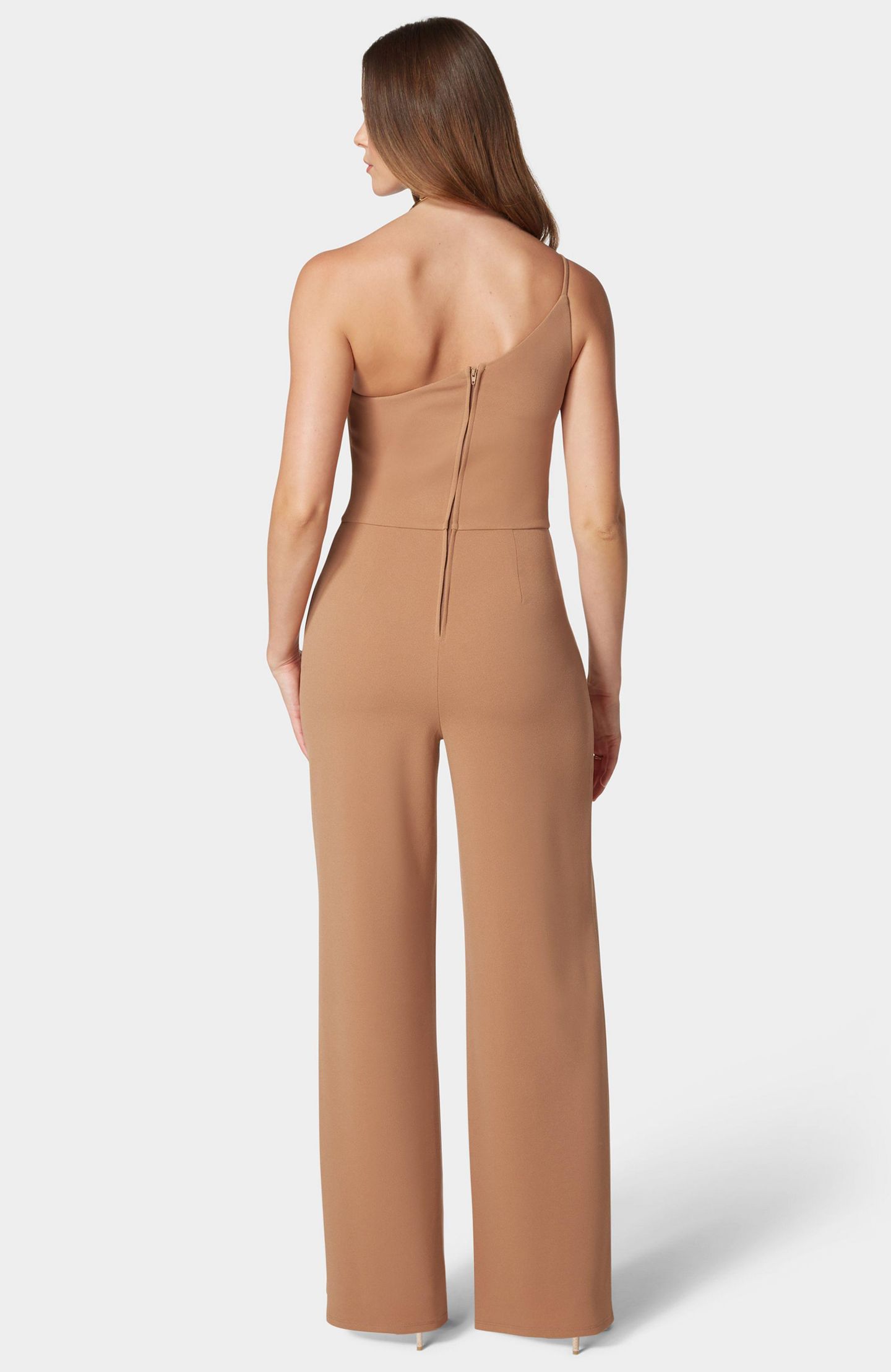 Женский комбинезон Bebe One Shoulder Core Jumpsuit, цвет: Верблюжий — фото 4