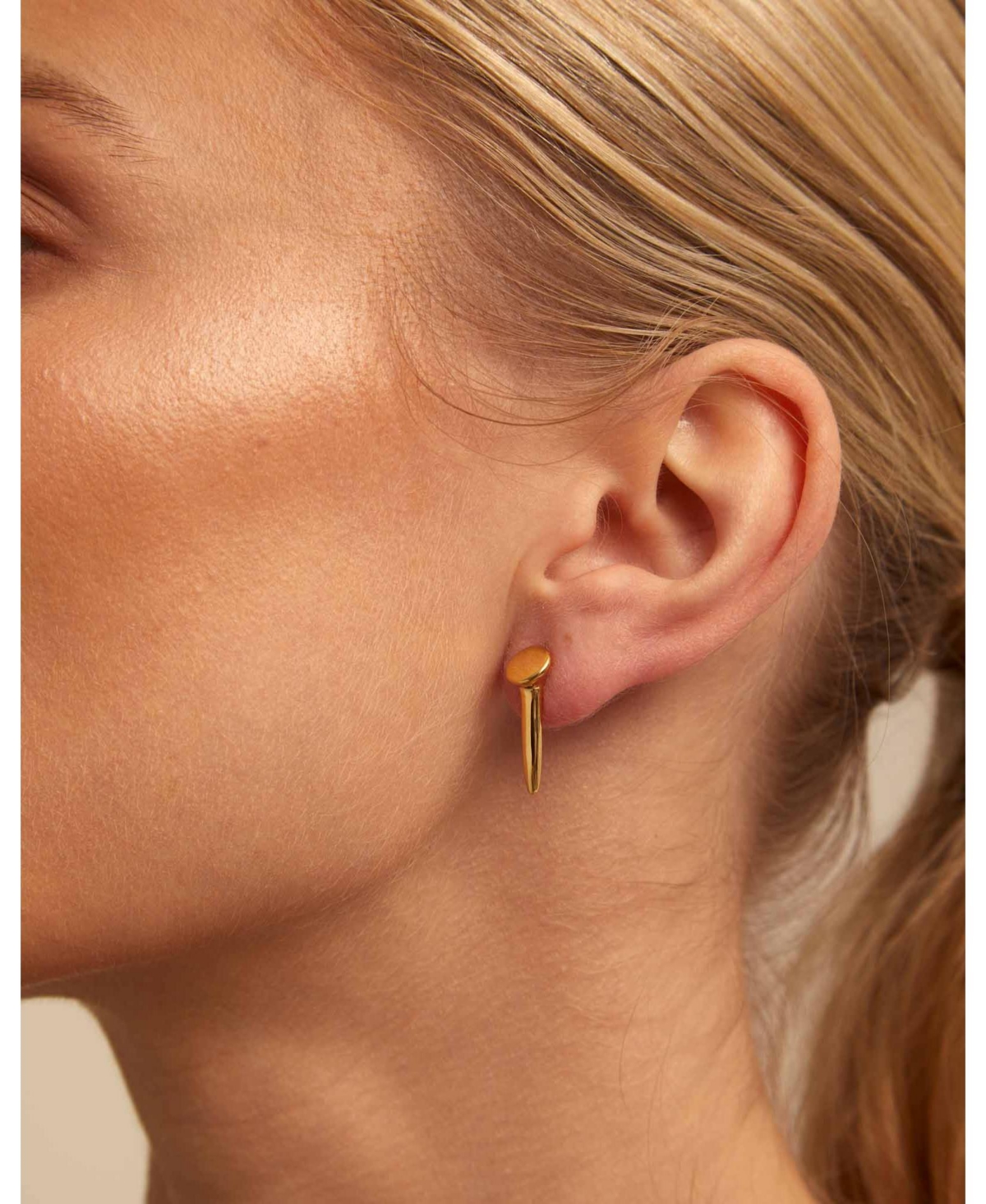 Unode50 Metal Alloy Clasp Earrings In Gold
