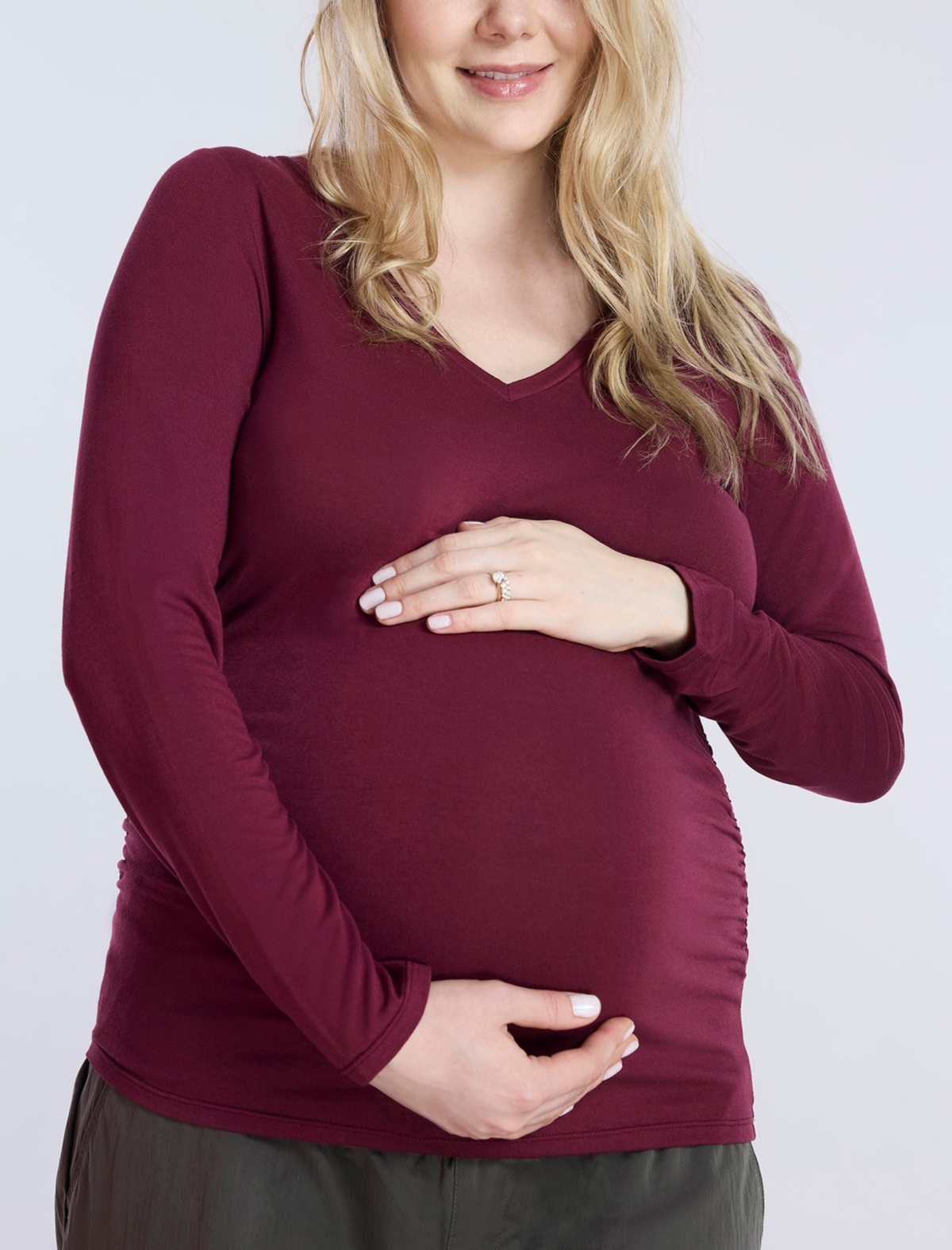 Maternity V-Neck Side-Ruched Long Sleeve Tee - Motherhood - French roast