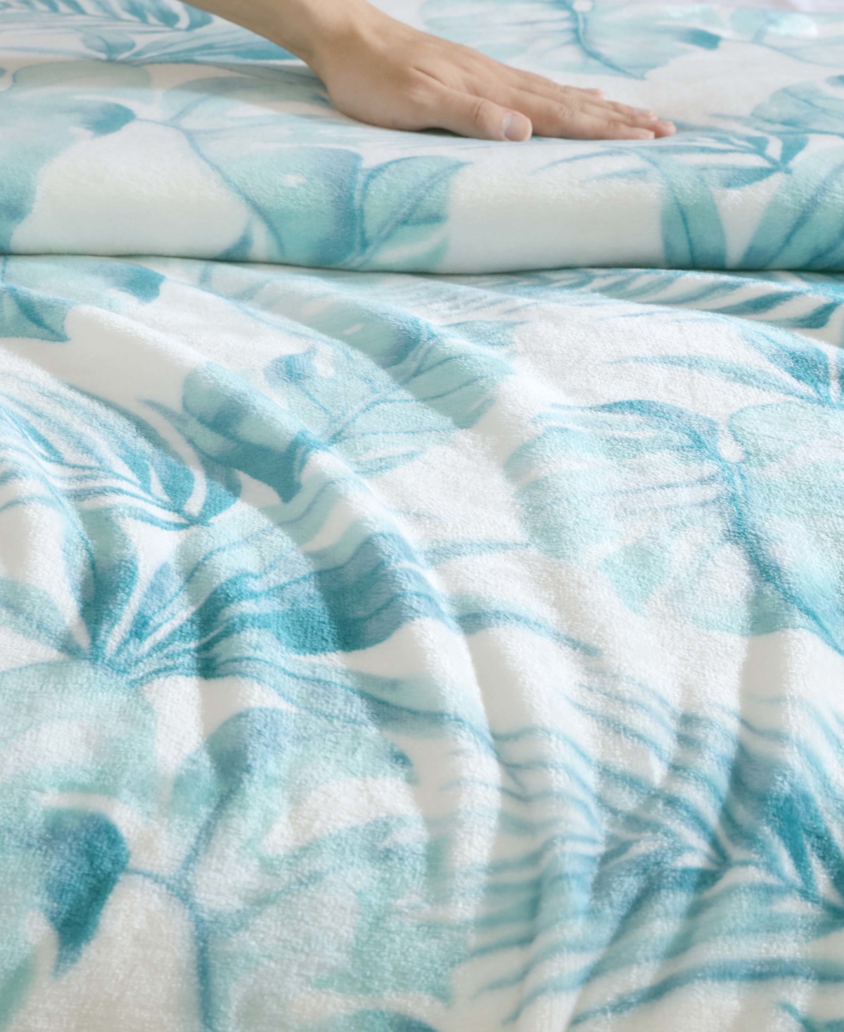 Tommy Bahama Home Ultra Soft Plush Fleece Throw, 70" X 50" In White,green