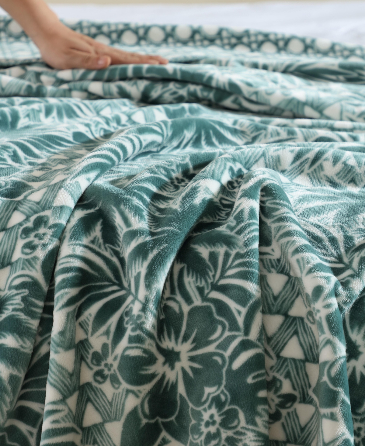 Tommy Bahama Home Closeout!  Flannel Throw, 70" X 50" In Green Lanikai Fronds