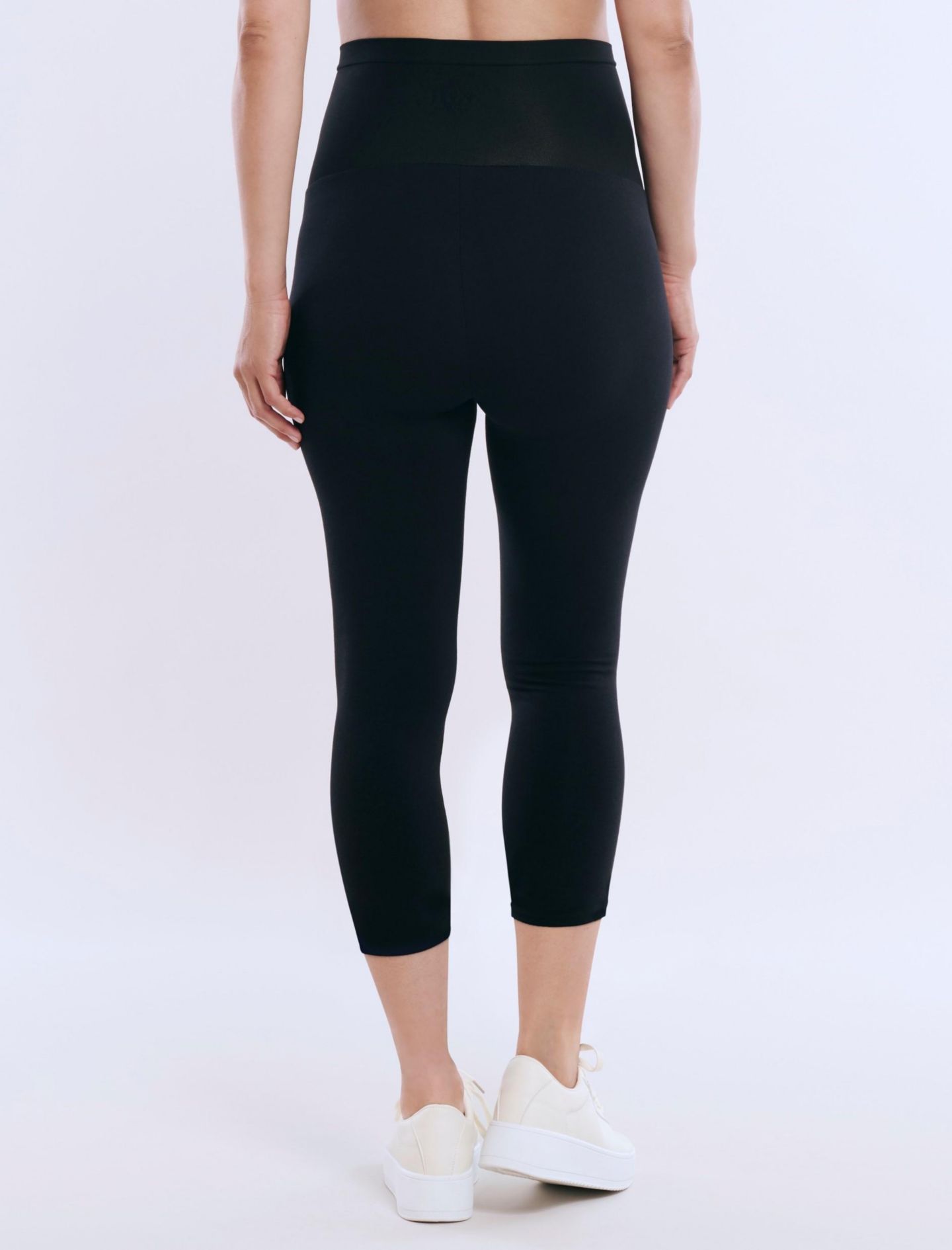 Женские леггинсы Motherhood Maternity Maternity Essential Stretch Secret Fit Over the Belly Crop Leggings - Motherhood, цвет: Чёрный — фото 3