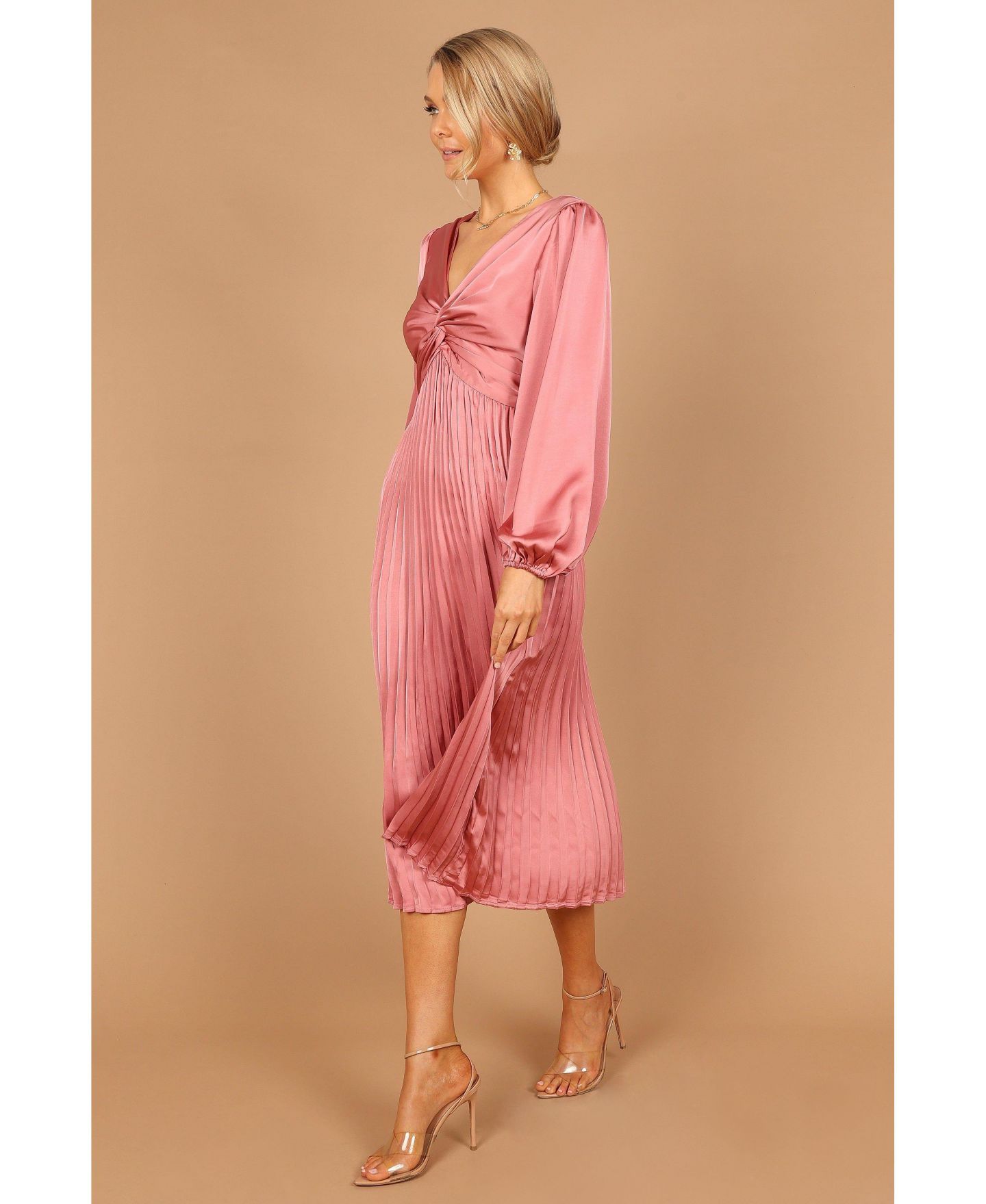 Женское платье Petal and Pup Noelle Twist Front Pleated Midi, цвет: Пудровый — фото 15