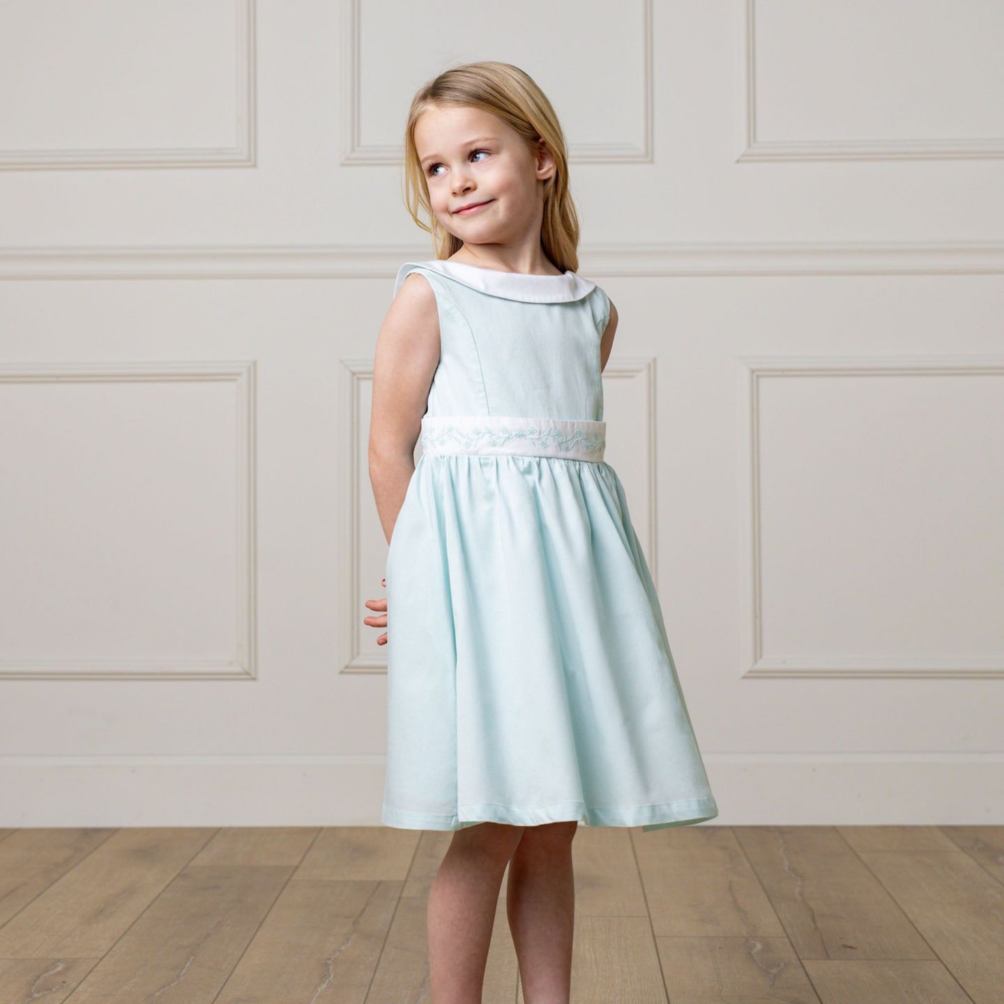 Платье Hope & Henry Heirloom Round Collar Sateen Party Dress with Embroidered Sash для девочек-малышей, цвет: Бледный зелёный — фото 3