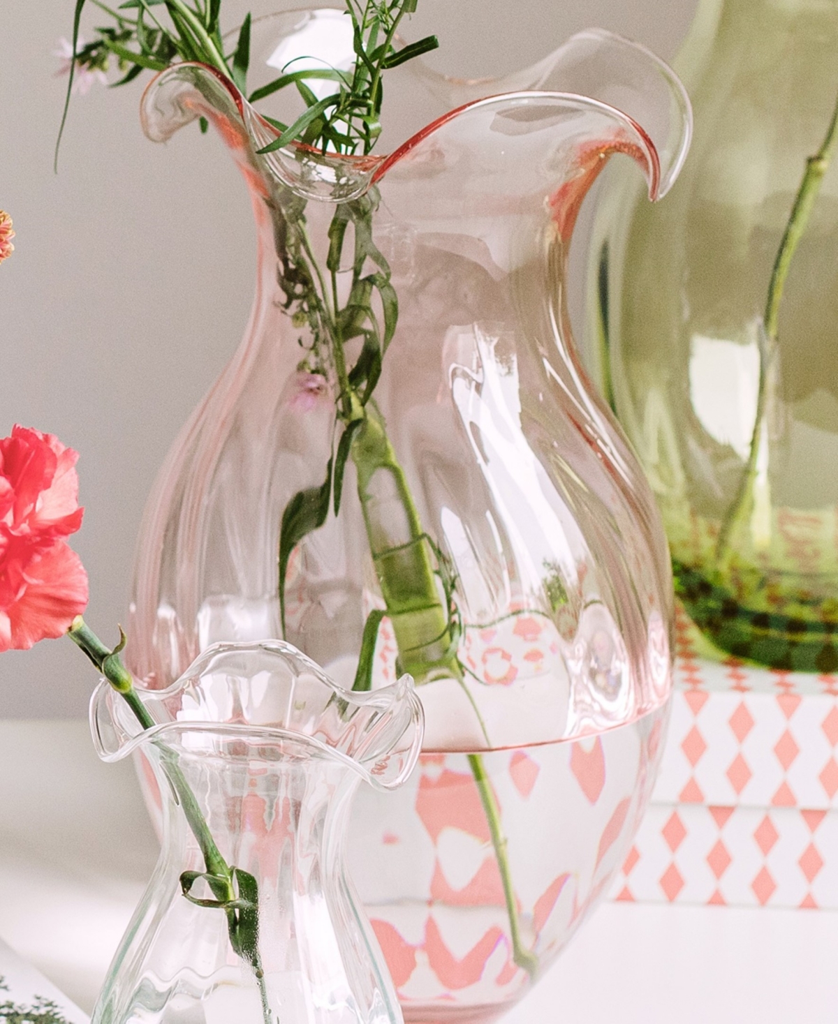 Vietri Hibiscus Fluted Glass Vase In Pink