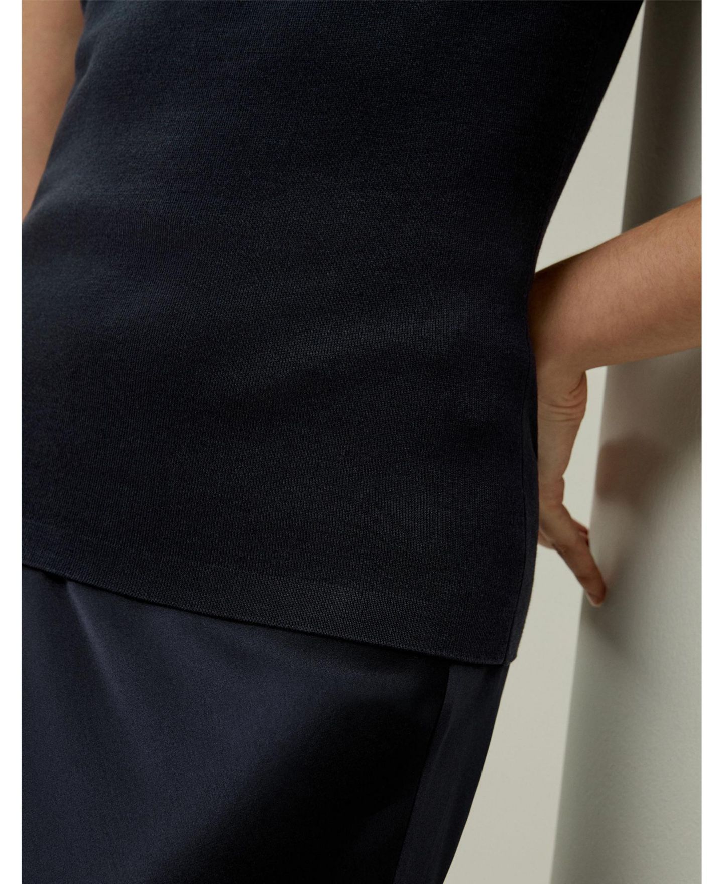 Женский топ LILYSILK Minimalist Sleeveless Turtleneck Silk-Nylon, цвет: Тёмно-синий — фото 3