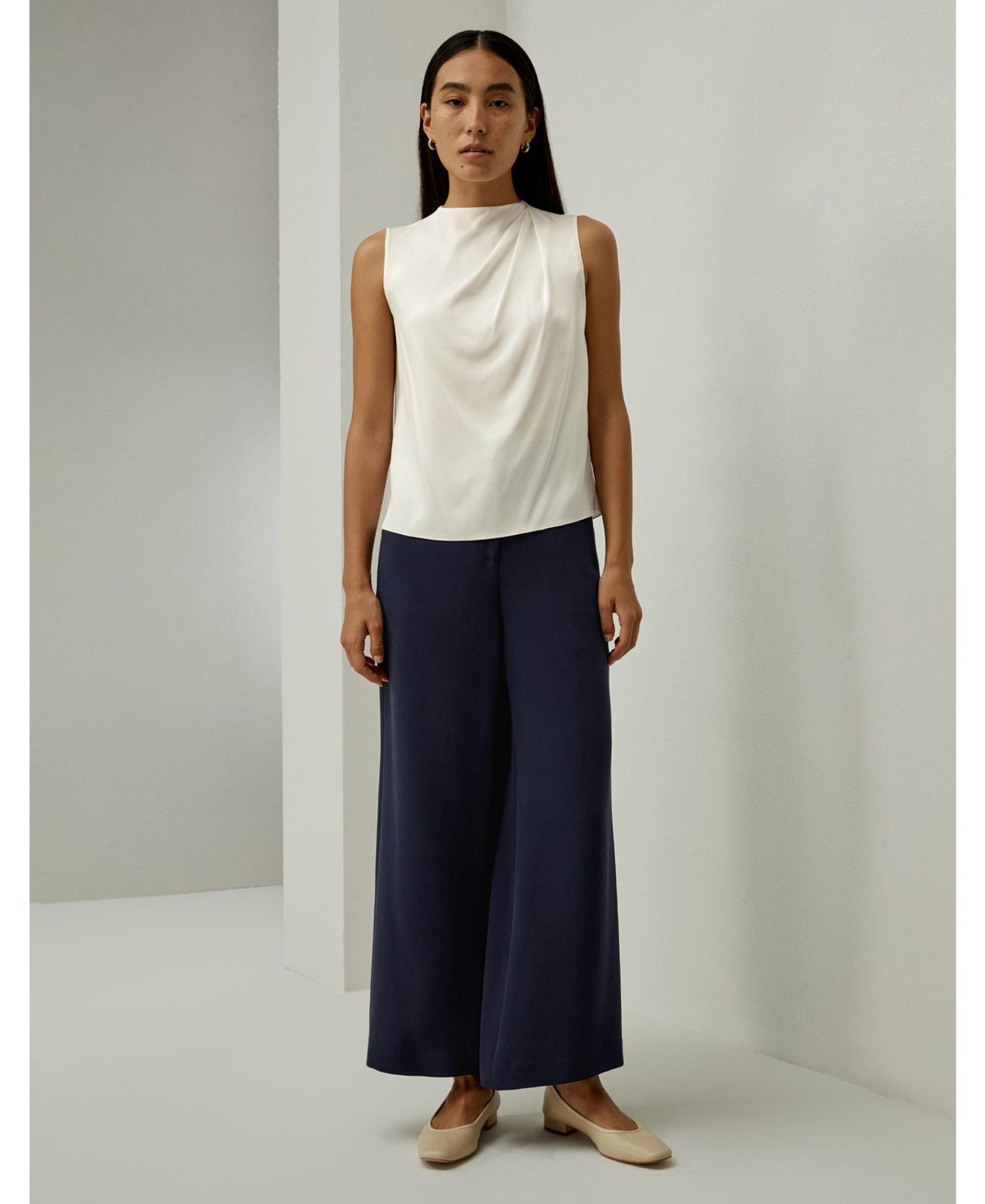 Women's Sleeveless Minimalist Regular Fit Silk Top