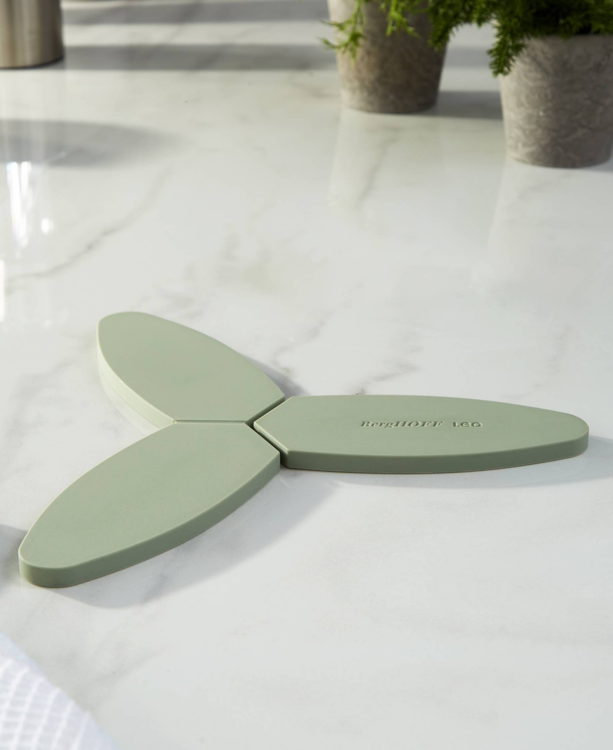 Berghoff Leo Balance 9.5" Silicone Foldable And Magnetic Trivet In Sage