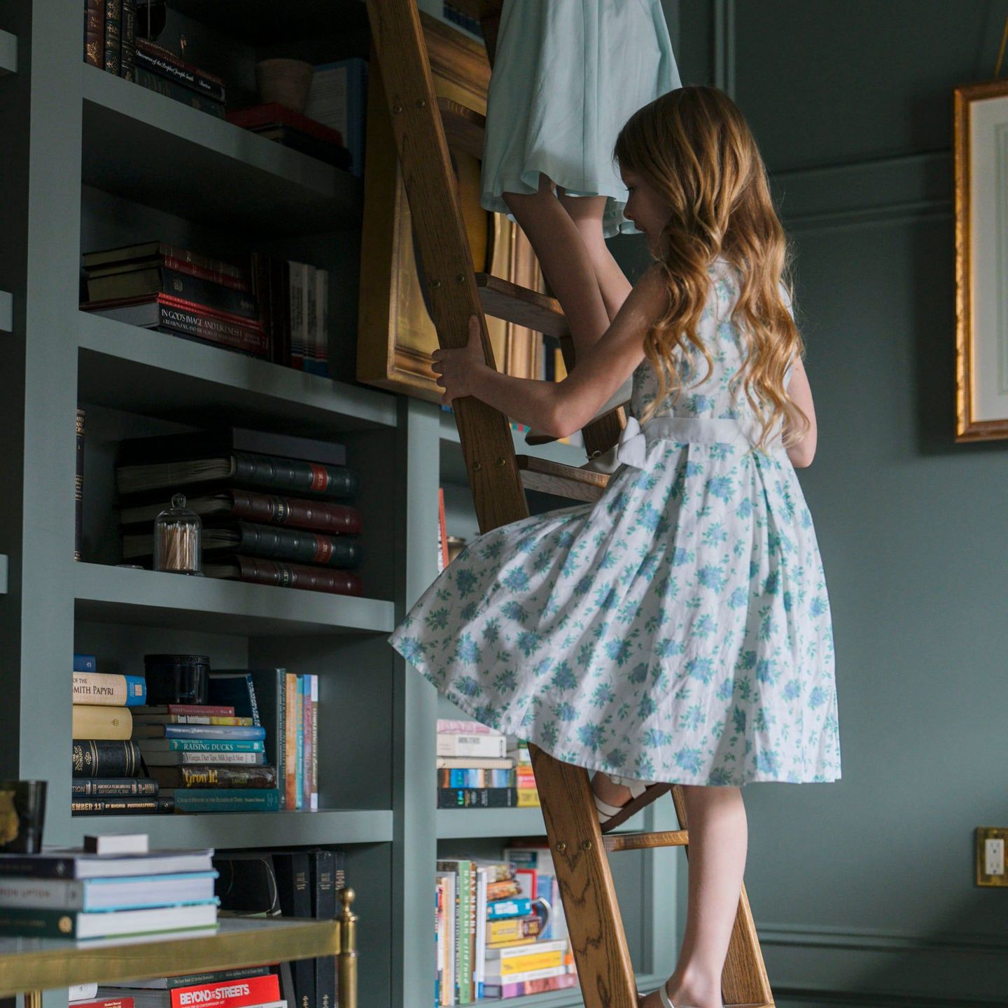 Платье Hope & Henry Heirloom Linen Sleeveless Peter Pan Collar Tea Dress with Waist Sash для девочек-малышей, цвет: С принтом — фото 5