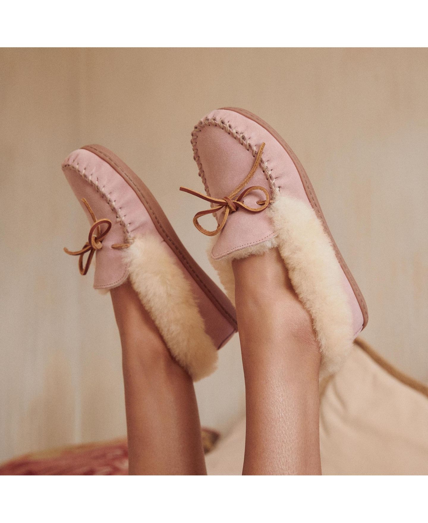 Женские тапочки Minnetonka Alpine Sheepskin Slippers, цвет: Розовый пудровый — фото 6