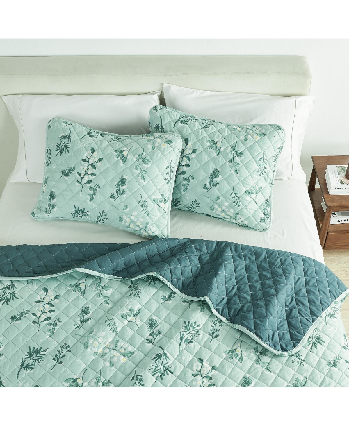 Linery & Co. Reversible Microfiber Winter-Printed Quilt Set with Shams