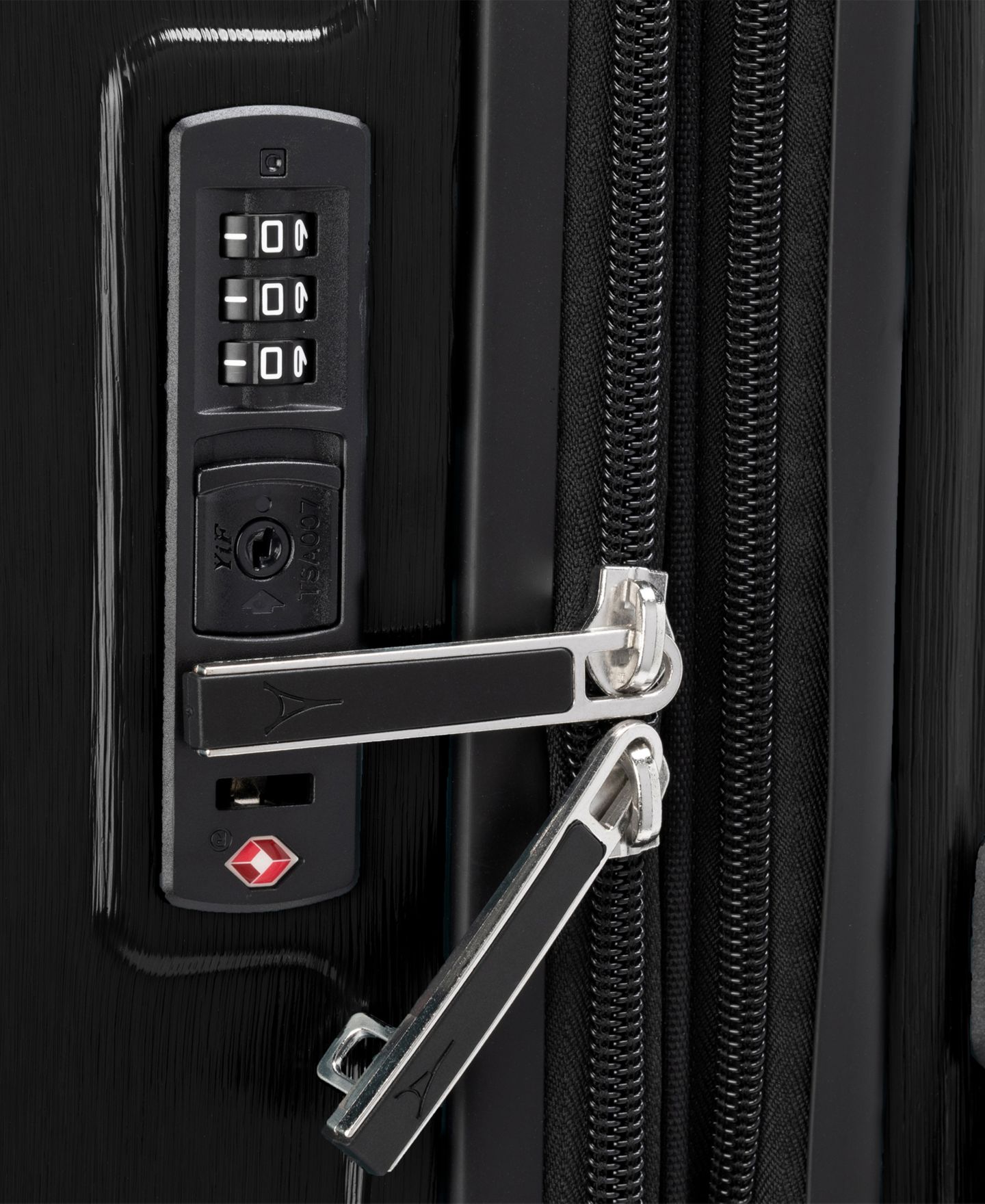 Чемодан Travelpro WalkAbout 7 Medium Hardside Check-in Spinner, цвет: Чёрный — фото 7