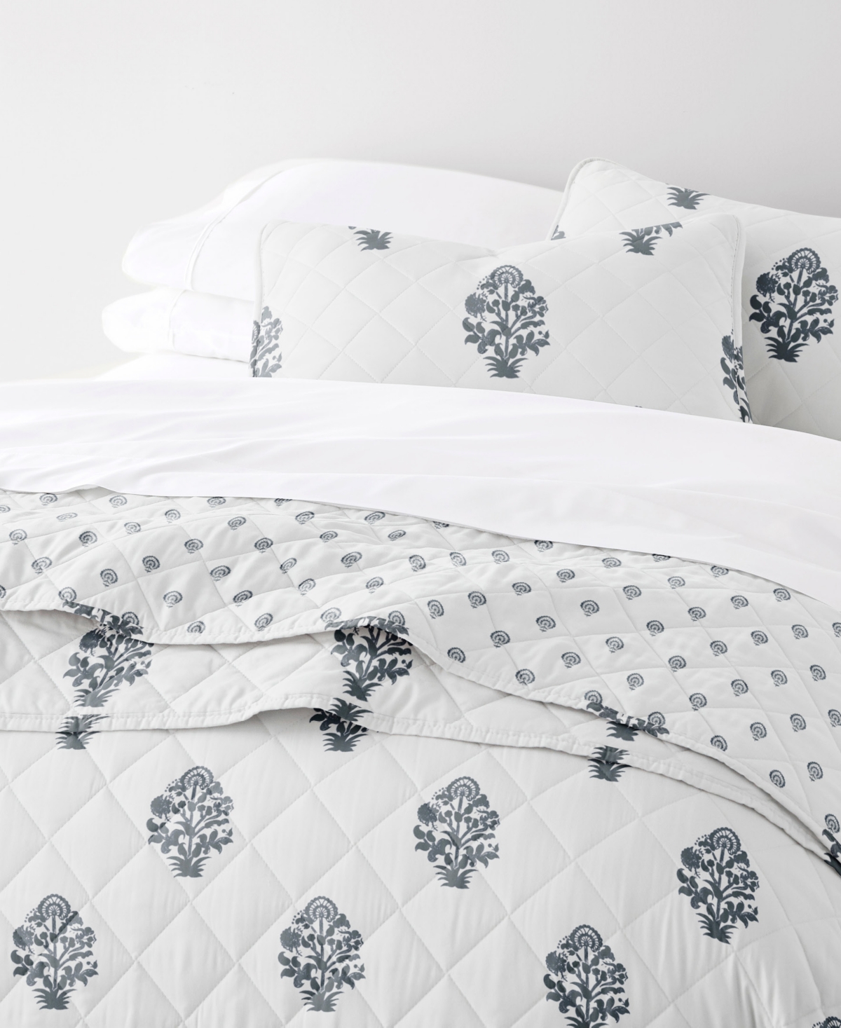 Ienjoy Home Stamped Bloom Reversible 3-pc. Quilt Set, Full/queen