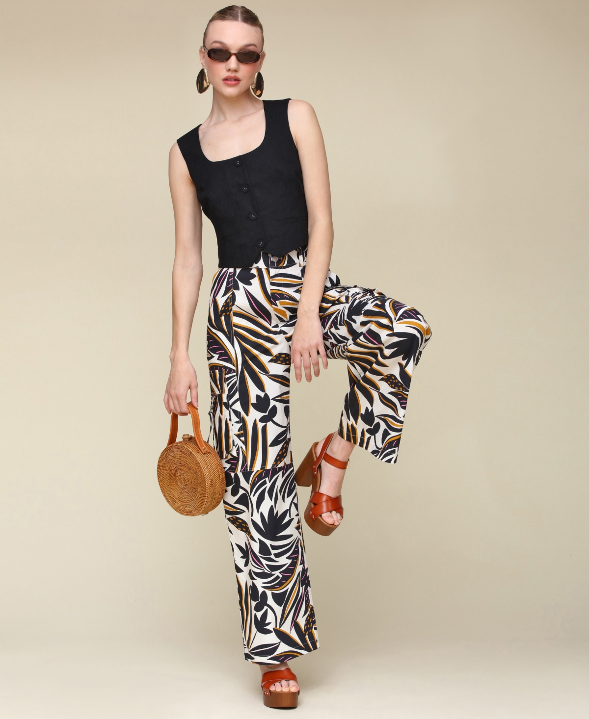 Avec Les Filles Womens Linen Blend Cropped Vest Printed Linen Blend Cargo Pants In Bali Garden