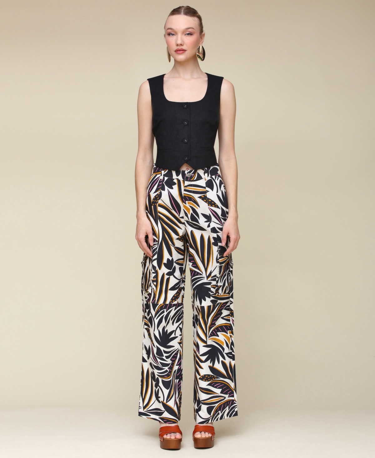 Shop Avec Les Filles Women's Linen-blend Cropped Vest In Black