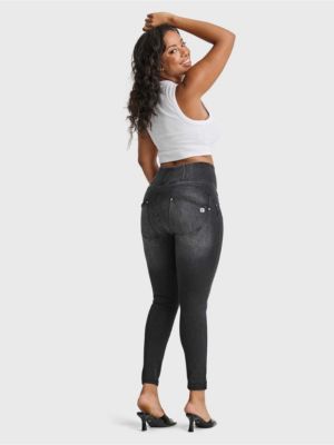 Women's Curvy High-Rise Sculpting Skinny Jeans