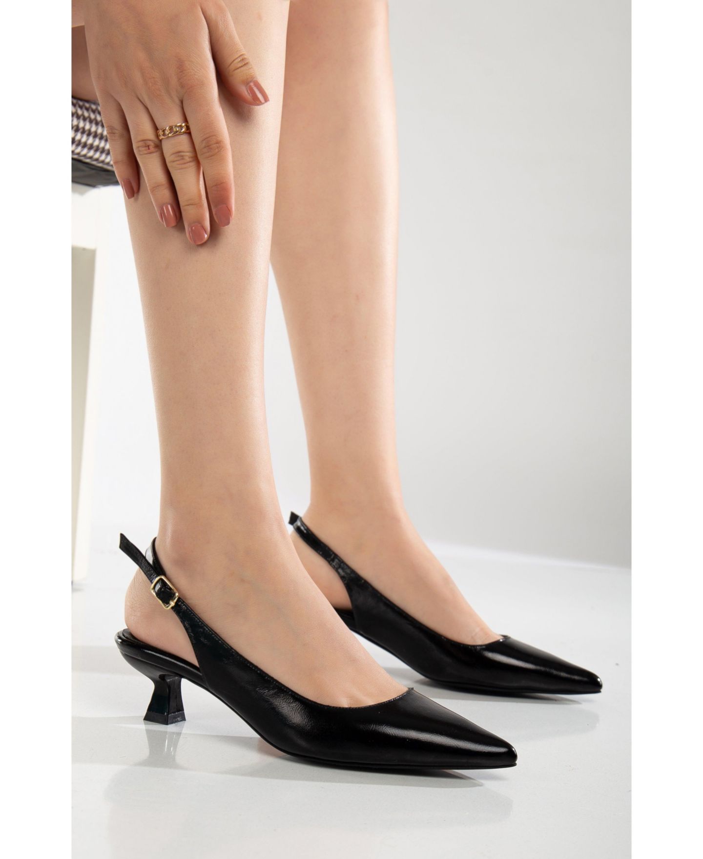 Женские туфли Forever & Always Shoes Lety Slingback Kitten Heel Leather, цвет: Чёрная лаковая кожа — фото 2