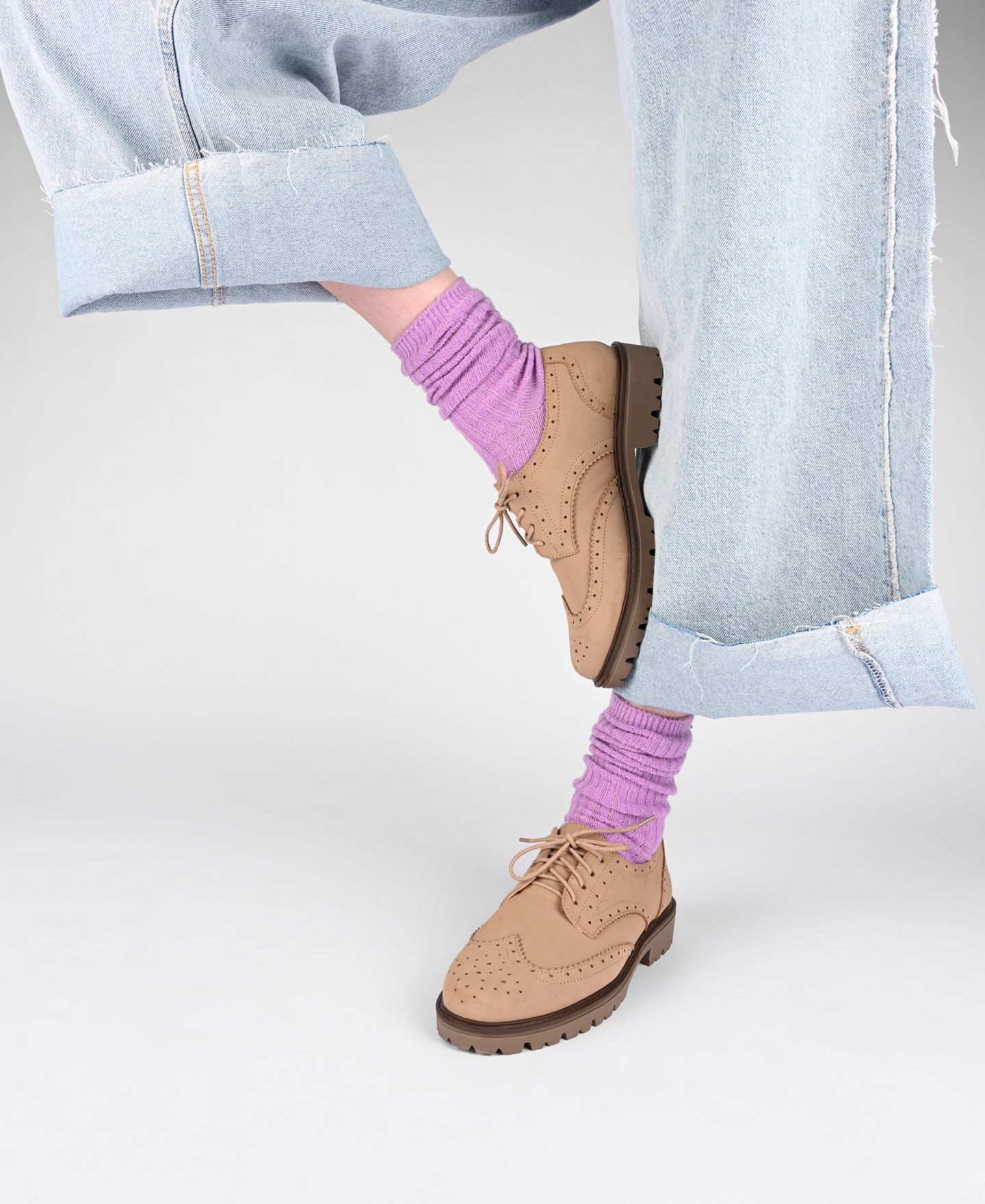 Женские туфли Journee Collection Claudiya Lug Sole Lace Up Oxford, цвет: Чёрный лаковый — фото 6