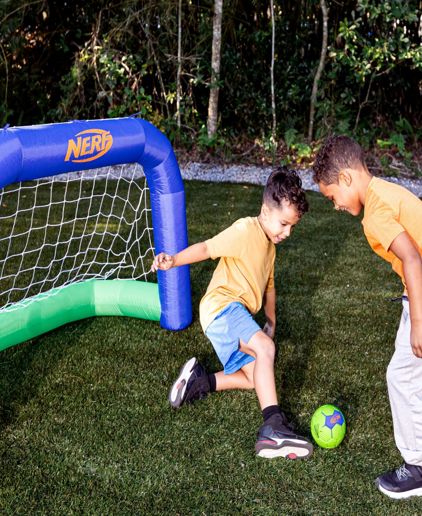 Детские игрушки Franklin Sports Nerf Air Goal Mini Inflatable Soccer Goal with Built-in Blower and Soccer Ball, 2-Piece Set, Ages 3+ — фото 3