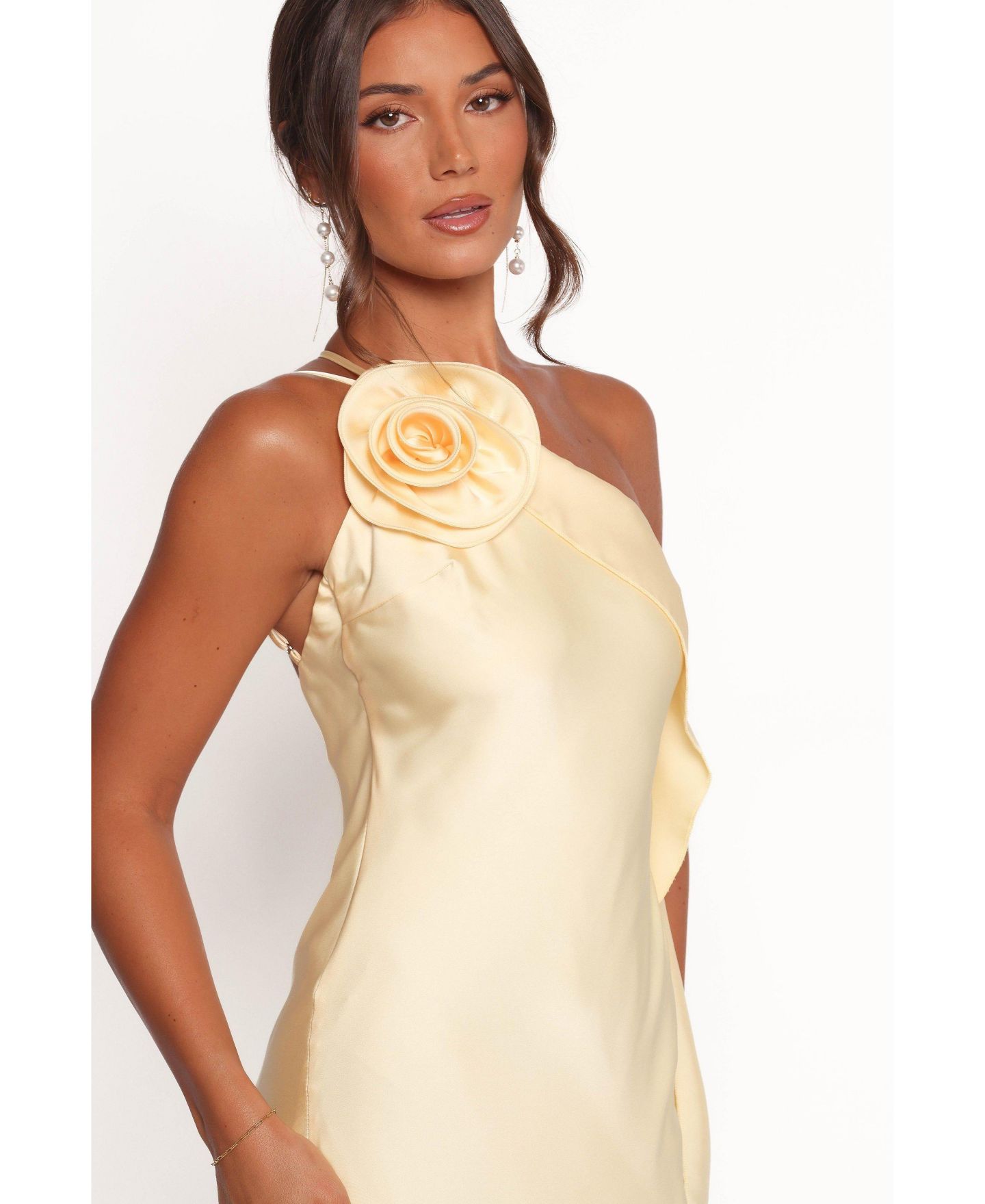 Женское платье Petal and Pup Aila Rosette One Shoulder, цвет: Сливочный жёлтый — фото 4