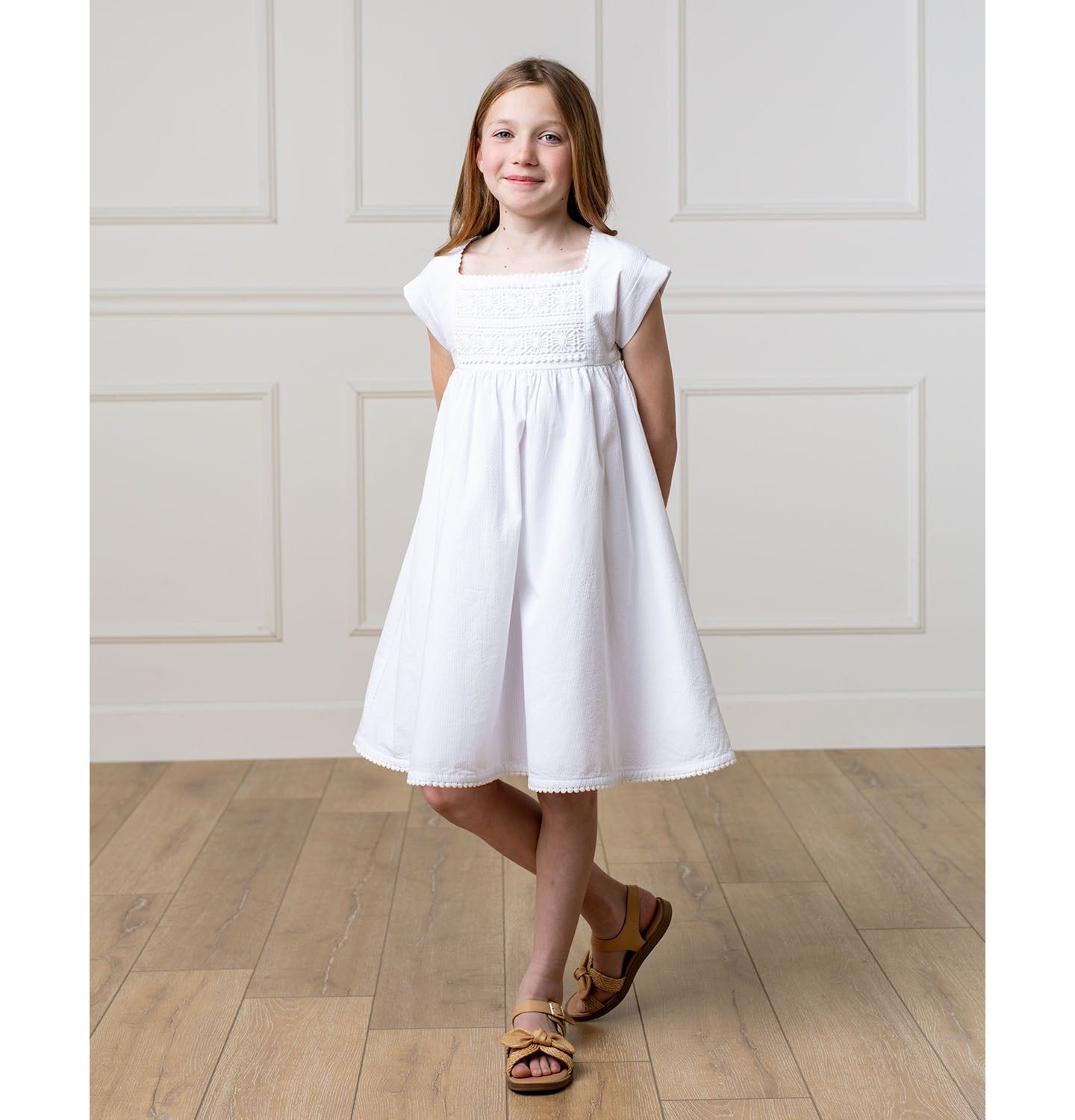 Платье Hope & Henry Sleeveless Crochet Detail Empire Waist Seersucker Dress для девочек, цвет: Белый — фото 2