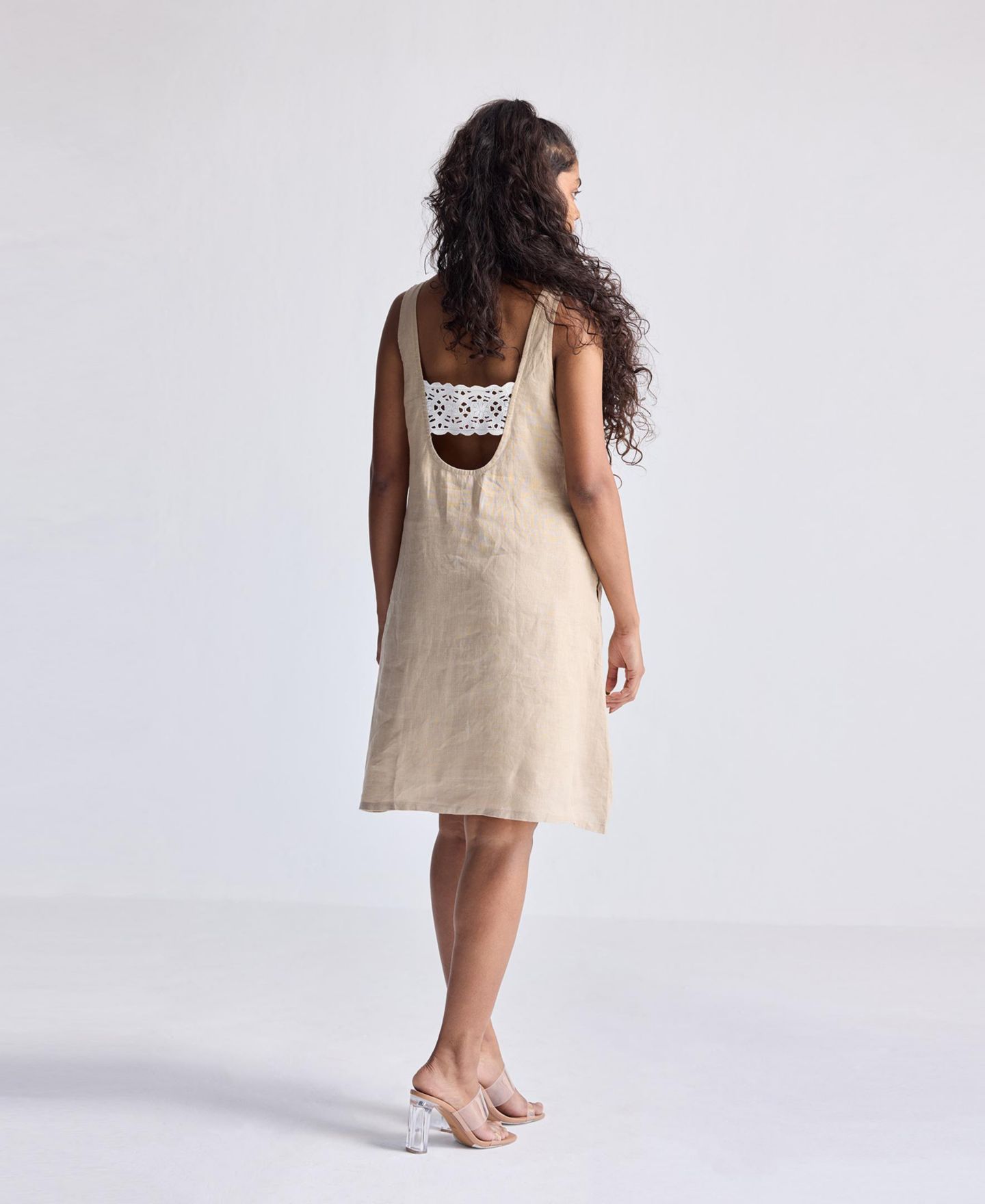 Женское платье Reistor Hemp Short Dress with Back Embroidered Lace Detail, цвет: Нейтральный бежевый — фото 4