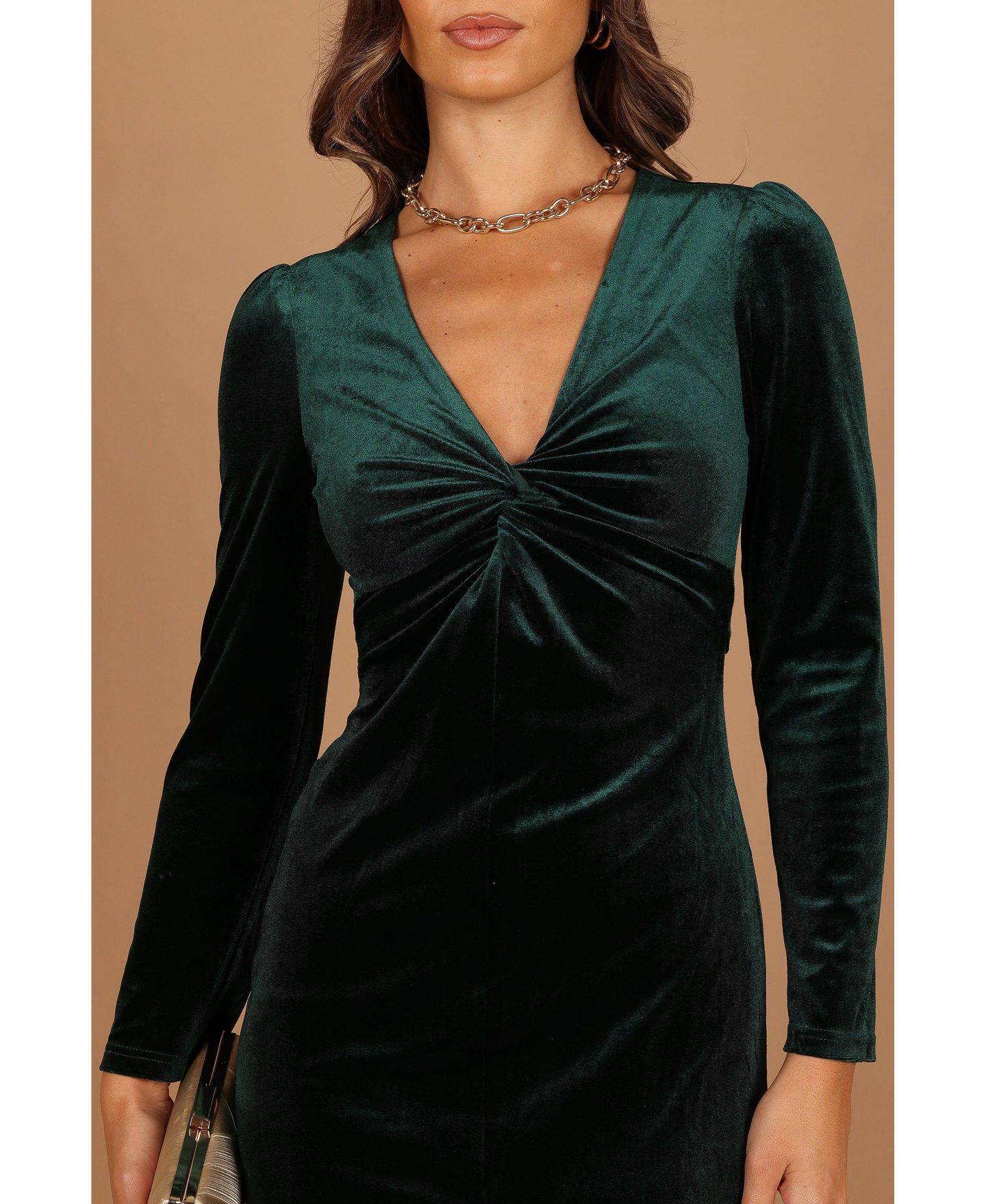 Женское платье Petal and Pup Lisse Twist Front Long Sleeve Velvet Midi - Emerald, цвет: Изумрудный — фото 4