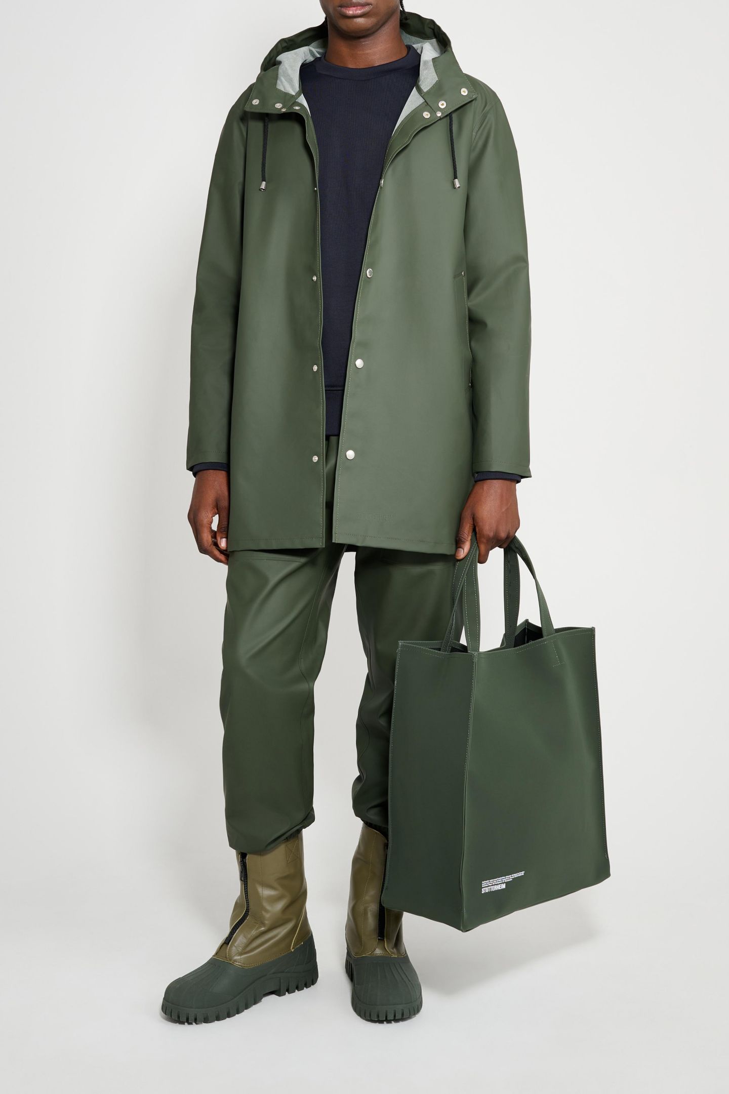 Женские куртки Stutterheim Stockholm Lightweight Raincoat, цвет: Зелёный — фото 3