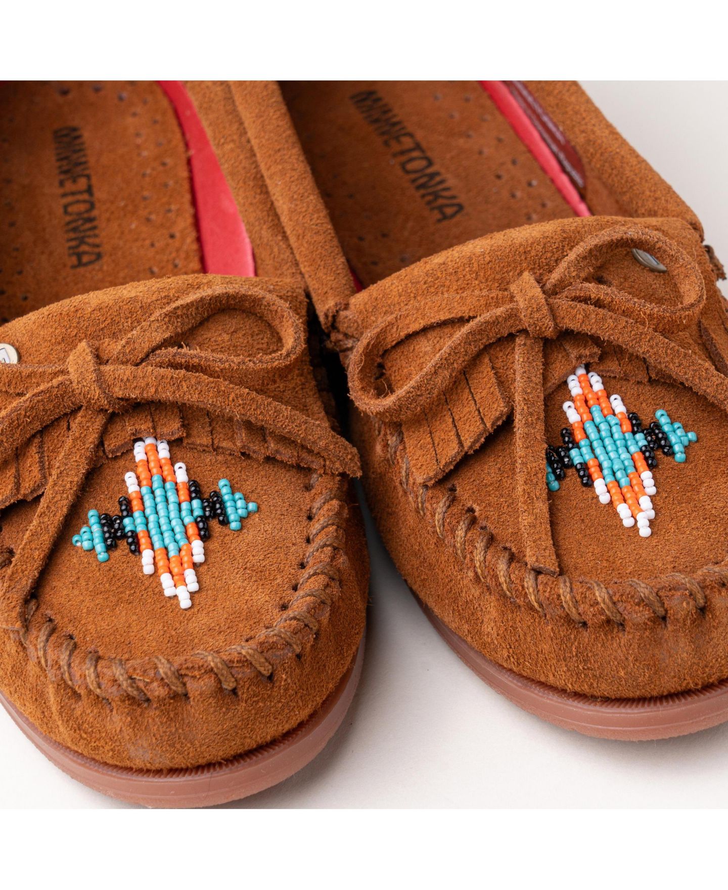 Женские замшевые мокасины Minnetonka Nizhoni с бисером, цвет: Коричневый — фото 4