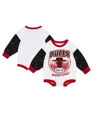 Mitchell & Ness - Baby Boys and Girls White Chicago Bulls Hardwood Classics Posterboard Oversize Long Sleeve Bodysuit