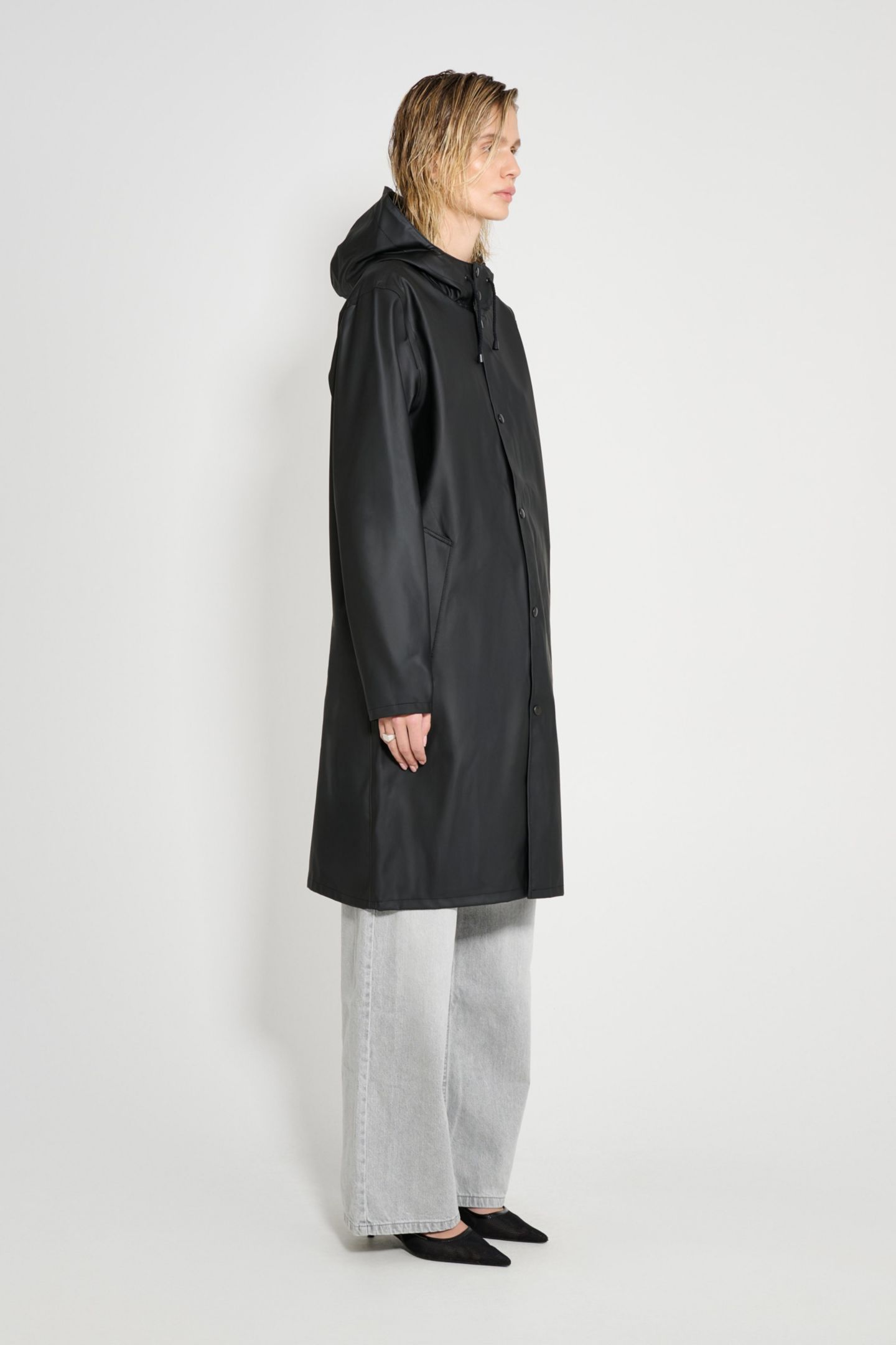 Женские куртки Stutterheim Stockholm Hooded Long Raincoat, цвет: Чёрный — фото 4