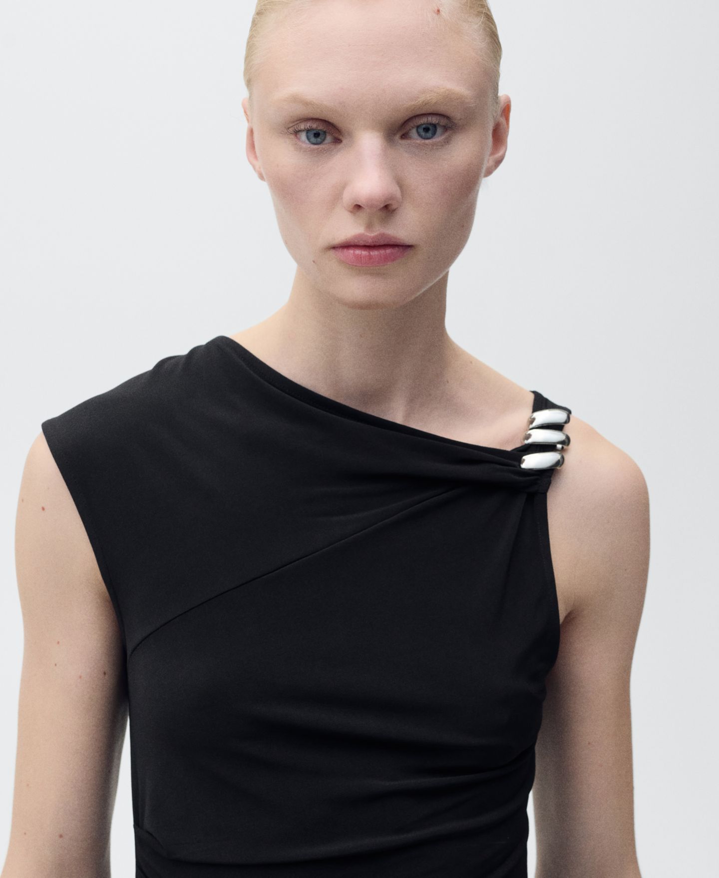 Женский топ Mango Metallic Applique Asymmetrical, цвет: Чёрный — фото 4